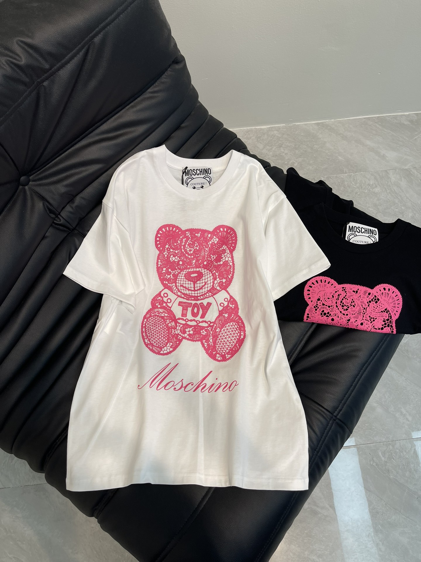 NO:318711,MOSCHIN's newest classic bear printed letter short-sleeved T-shirt, simple, fashionable and exquisite, comfortable color matching, fixed weaving and dyeing pure cotton washing fabric. It is skin-friendly and delicate and soft, and the classic style is versatile and not picky!  Color white/black Size XS-M,,T-shirt,tees,t-shirt,alexander wang19860909MOSCHIN*新款经典小熊印花字母短袖T恤,简约时尚精致,色彩搭配舒适, 定织定染纯棉洗水面料.,亲肤细腻柔软, 经典版型百搭不挑人！ 颜色白色/黑色 尺码XS-M,,T-shirt,tees，t-shirt,alexander wang,Women's clothing
