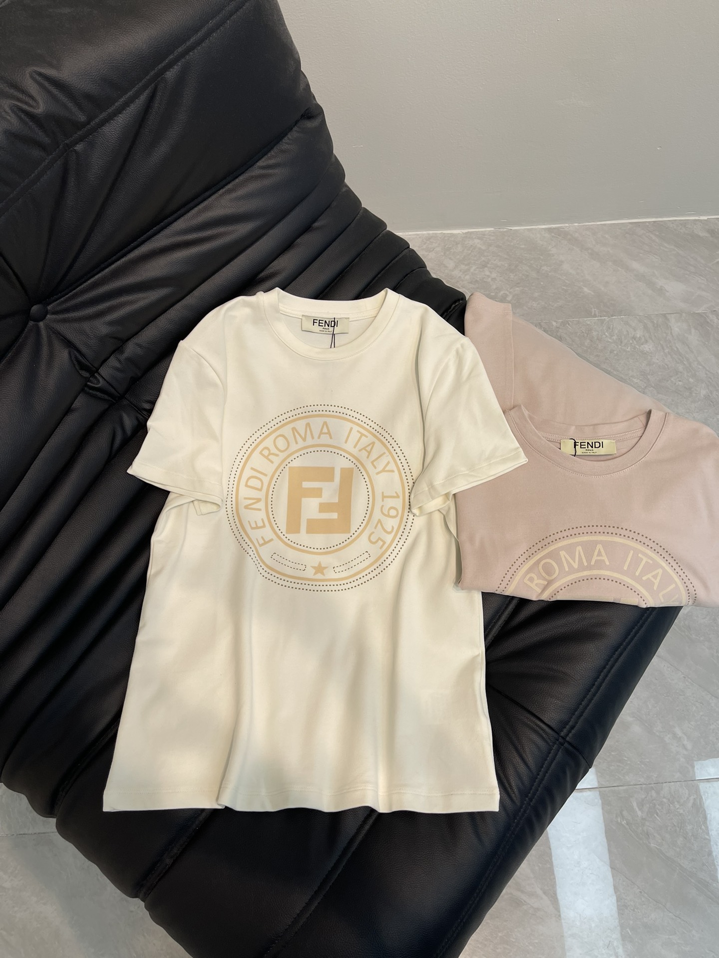 NO:318689,Fend*25 spring and summer new flocked printed short-sleeved T-shirt custom YB native cotton material breathable and comfortable, full texture Loose short-sleeved T-shirt cut highlights the brand style Made of gram-weight pure cotton, full of drape, presents a slimming visual effect The chest is flocked printing technology to restore the quality, outline the round outline brand letter double F logo pattern in the seal style, strengthen the brand identity, fashionable and high-end feeling, create a personal style, fashionable and relaxed, and the inner wear is brilliant and fashionable SML, fendi, T-shirt, tees, t-shirt, alexander wang19860909Fend*25春夏新款植绒印花短袖T恤 定制YB原生全棉材质 透气舒适 质感十足 宽松短袖T恤裁剪 凸显品牌格调 采用克重纯棉制成 垂坠感十足 呈现显瘦视觉效果 胸前利用植绒印花工艺还原品相 勾勒出印章风格的圆形轮廓品牌字母双F徽标图案 加强品牌标识度 时尚高级感立现 打造个性风格 时髦松弛 单穿内搭都出彩时髦 SML,,fendi,T-shirt,tees，t-shirt,alexander wang,Women's clothing