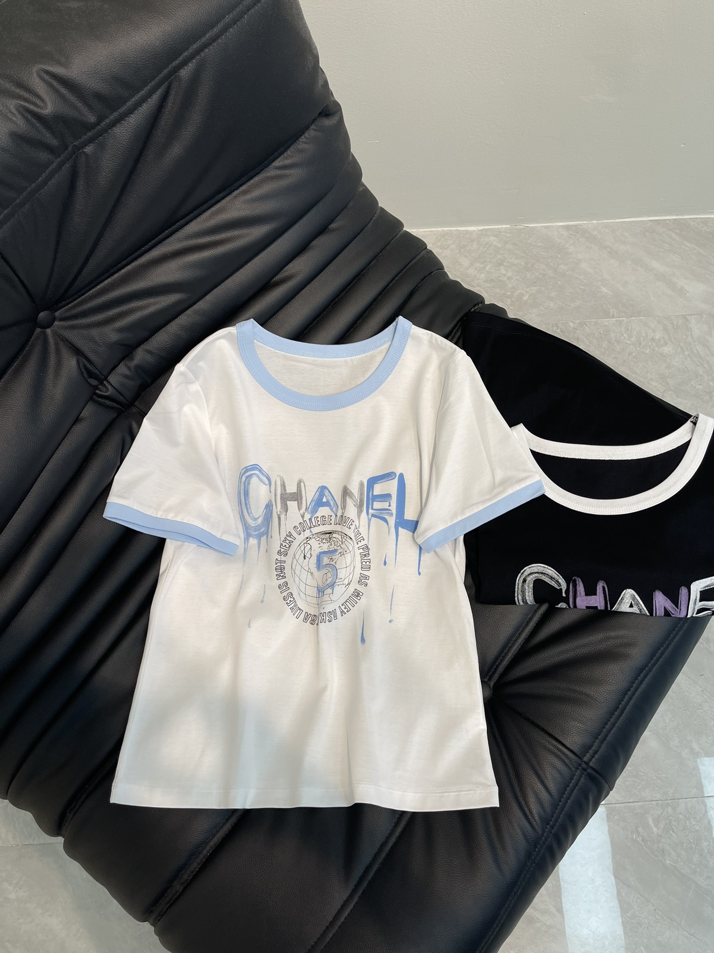 NO:318703,Chane*25 spring and summer new contrast collar painted printed letters short-sleeved T-shirt, high-end imported pure cotton fabric, classic style versatile and not picky, and the upper body is very beautiful!  SML, chanel, T-shirt,tees, t-shirt,alexander wang19860909Chane*25春夏新款撞色领彩绘印花字母短袖T恤,高级进口纯棉面料,经典版型百搭不挑人,上身非常漂亮！SML,,chanel,T-shirt,tees，t-shirt,alexander wang,Women's clothing