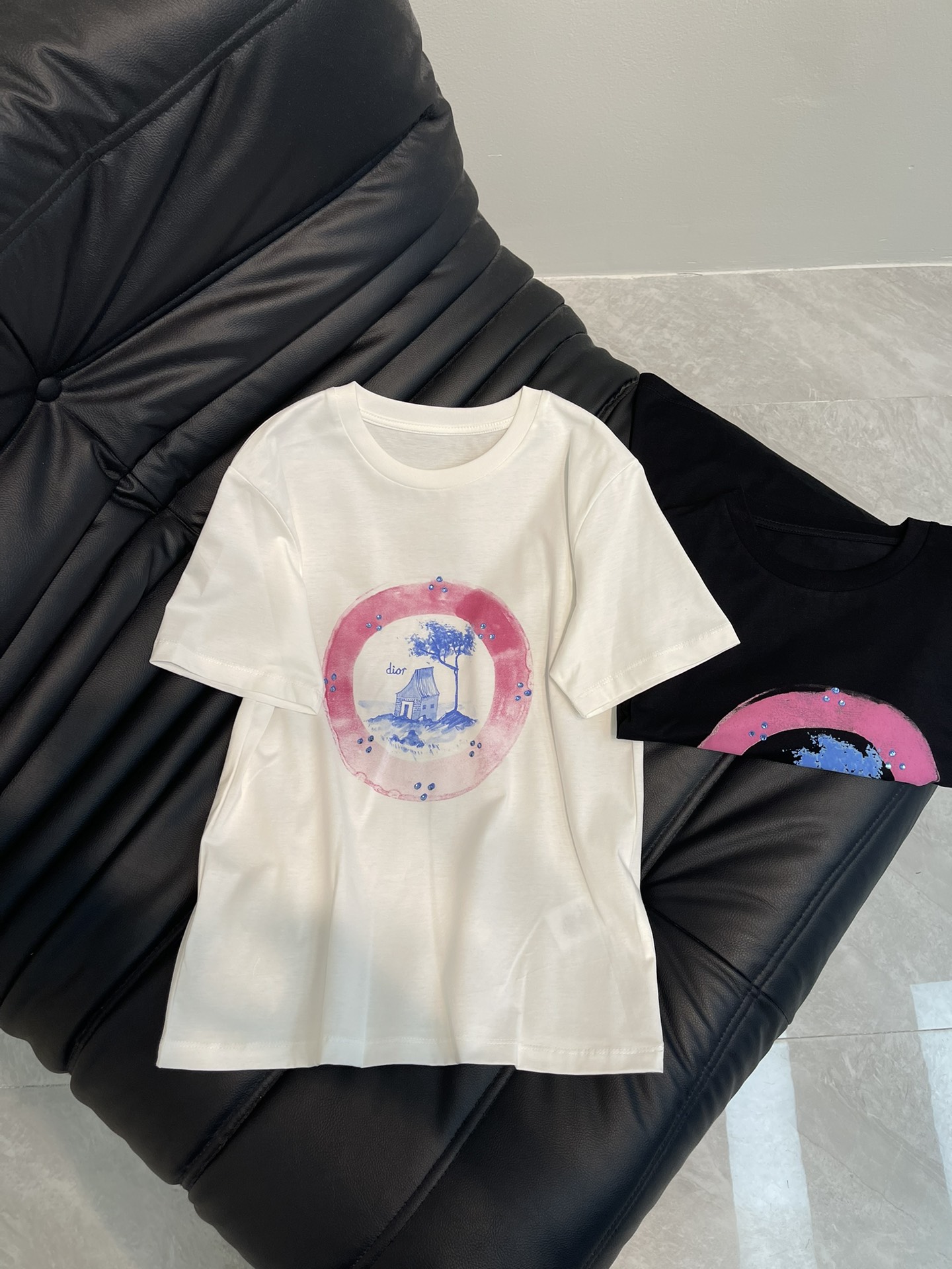 NO:318700,Chane*25 spring and summer new small house letter ironing short-sleeved T-shirt, high-end imported pure cotton fabric, classic style versatile and not picky, and the upper body is very beautiful!  SML, chanel, T-shirt,tees, t-shirt,alexander wang19860909Chane*25春夏新款小房子字母烫钻短袖T恤,高级进口纯棉面料,经典版型百搭不挑人,上身非常漂亮！SML,,chanel,T-shirt,tees，t-shirt,alexander wang,Women's clothing