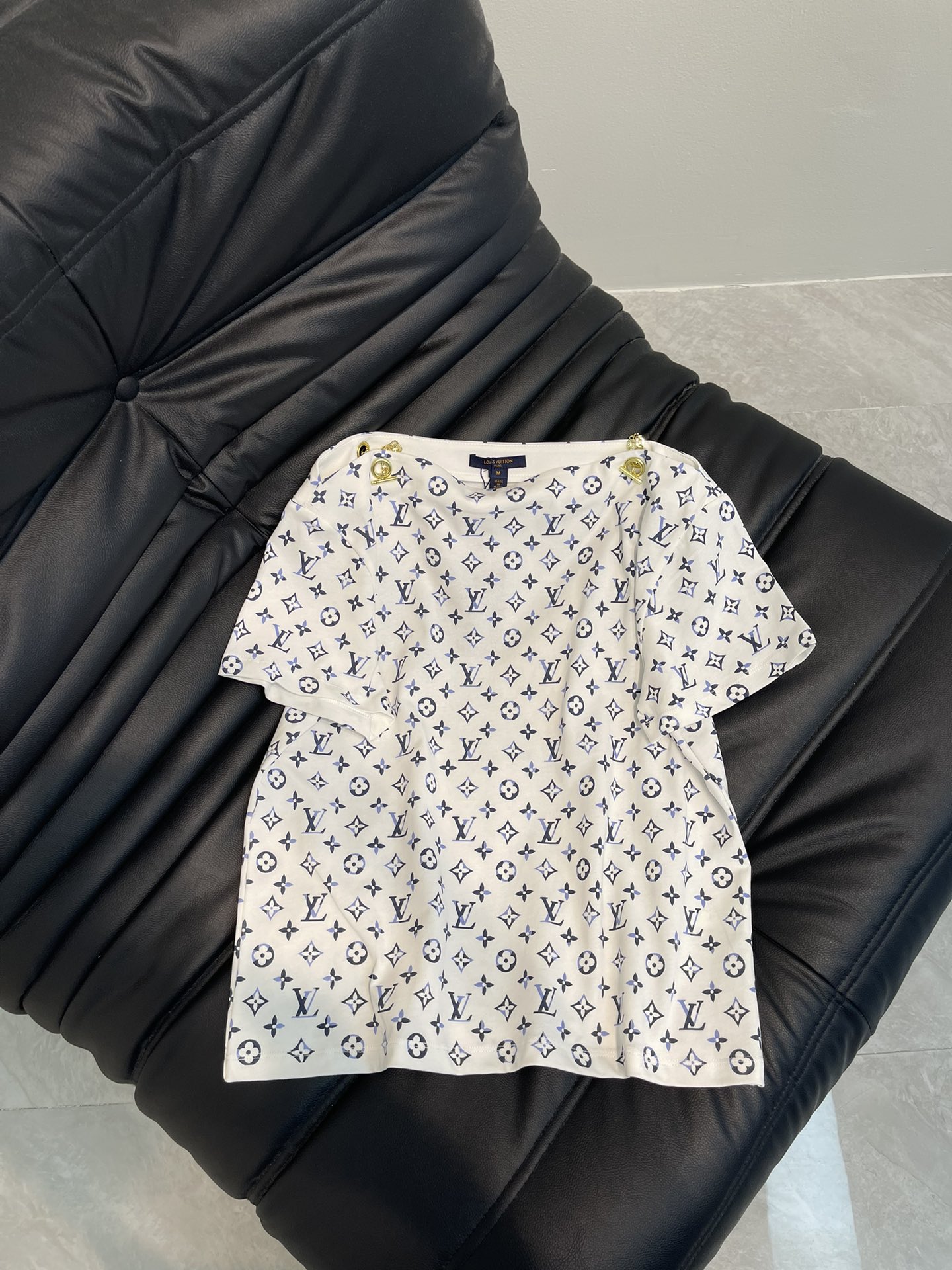 NO:318688,Louis Vuitto*25 spring and summer new one-shoulder printed chain short-sleeved T-shirt latest nautical series #customized YB native cotton material breathable and comfortable, full texture One-shoulder short-sleeved T-shirt cut highlights the brand style Made of gram-weight pure cotton, slightly elastic, presenting a slim visual effect Lazy one-touch golden buckle straps highlights The large body is full of four-leaf clover letter elements collision, the atmosphere is playful and age-reducing, the lazy vacation atmosphere is suddenly increased, and the inner wear is brilliant and fashionable SML,,louis vuitton,T-shirt,tees,t-shirt,alexander wang19860909Louis Vuitto*25春夏新款一字肩印花链条短袖T恤 最新航海系列#定制YB原生全棉材质 透气舒适 质感十足 一字肩短袖T恤裁剪 凸显品牌格调 采用克重纯棉制成 略带有弹力 呈现显瘦视觉效果 阔口一字设计金色链扣肩带作亮点 大身满印四叶草字母元素碰撞 氛围俏皮减龄 慵懒度假气氛骤增 单穿内搭都出彩时髦 SML,,louis vuitton,T-shirt,tees，t-shirt,alexander wang,Women's clothing