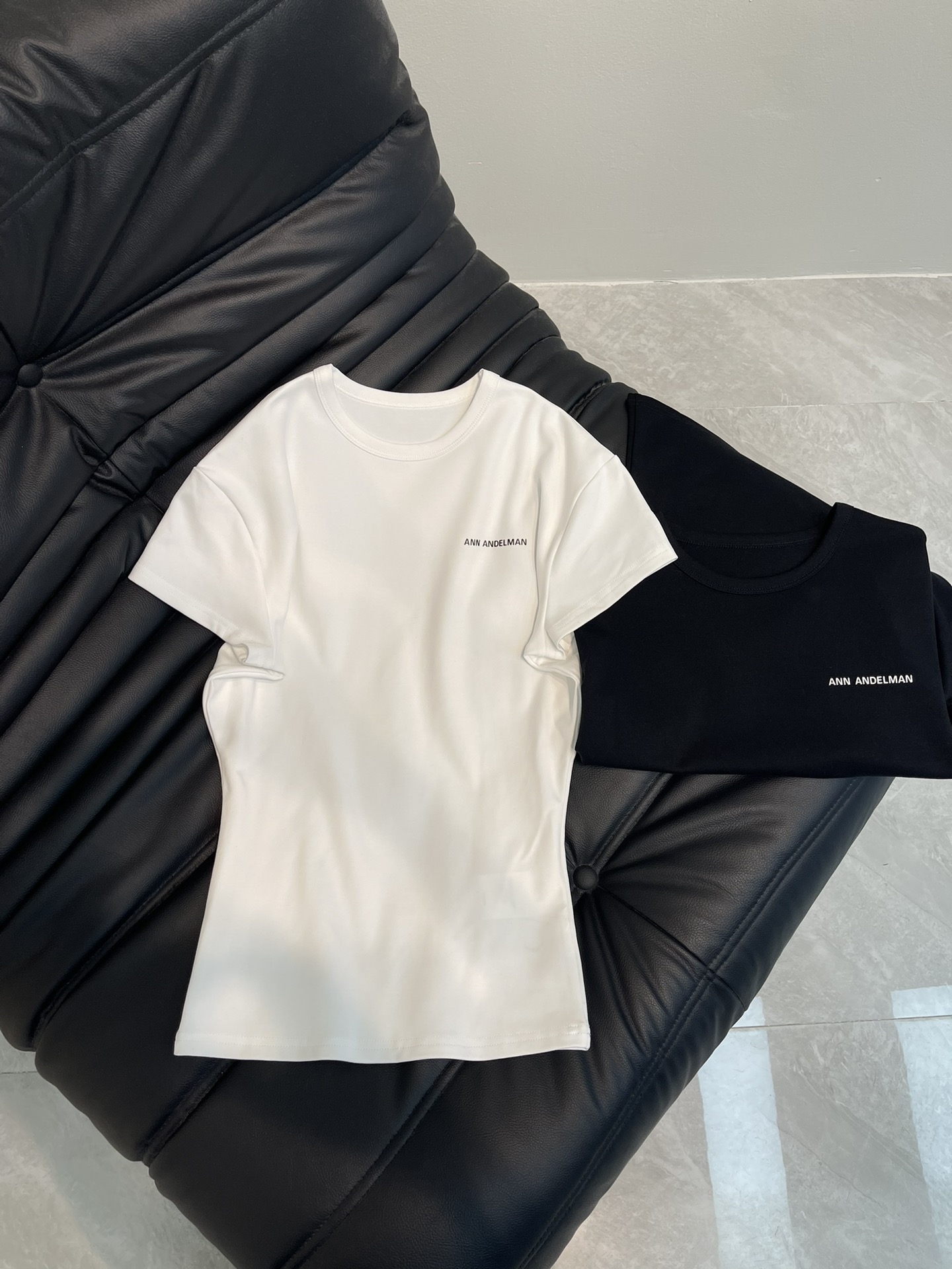 NO:318694,Ann*25 Spring and Summer New Pleated Slim-fitting Basic Short-Sleeve T-shirt. It uses a rational method to deconstruct the traditional design, combining concrete clothing elements with abstract free spirit, presenting novel simple and dynamic cotton materials, soft and delicate and elastic. It fits the basic round neck silhouette of the shoulders and neck, and the waist pleated design creates a sense of layering. Slim-fitting and cutting avoids basic clichés. It modifies the slim body shape from visual effects, and makes it sexy and combines the clean wine and neatness to improve daily dressing style. It highlights the style with both artistic and practicality!  SML, T-shirt,tees,t-shirt,alexander wang19860909Ann*25春夏新款叠褶修身基础短袖T恤.用理性的方法将传统设计进行解构,将具象的服装元素与抽象的自由精神结合,呈现新颖的简约活力棉质用料,柔软细腻且具有弹性.贴合肩颈的基础圆领廓形,腰身收褶设计制造层次感,修身裁剪避免基础的俗套 从视觉效果上修饰显瘦体态,并让性感兼具了潇酒与利落提升日常穿搭衣品,艺术性与实用性兼得凸显格调哦！SML,,T-shirt,tees，t-shirt,alexander wang,Women's clothing