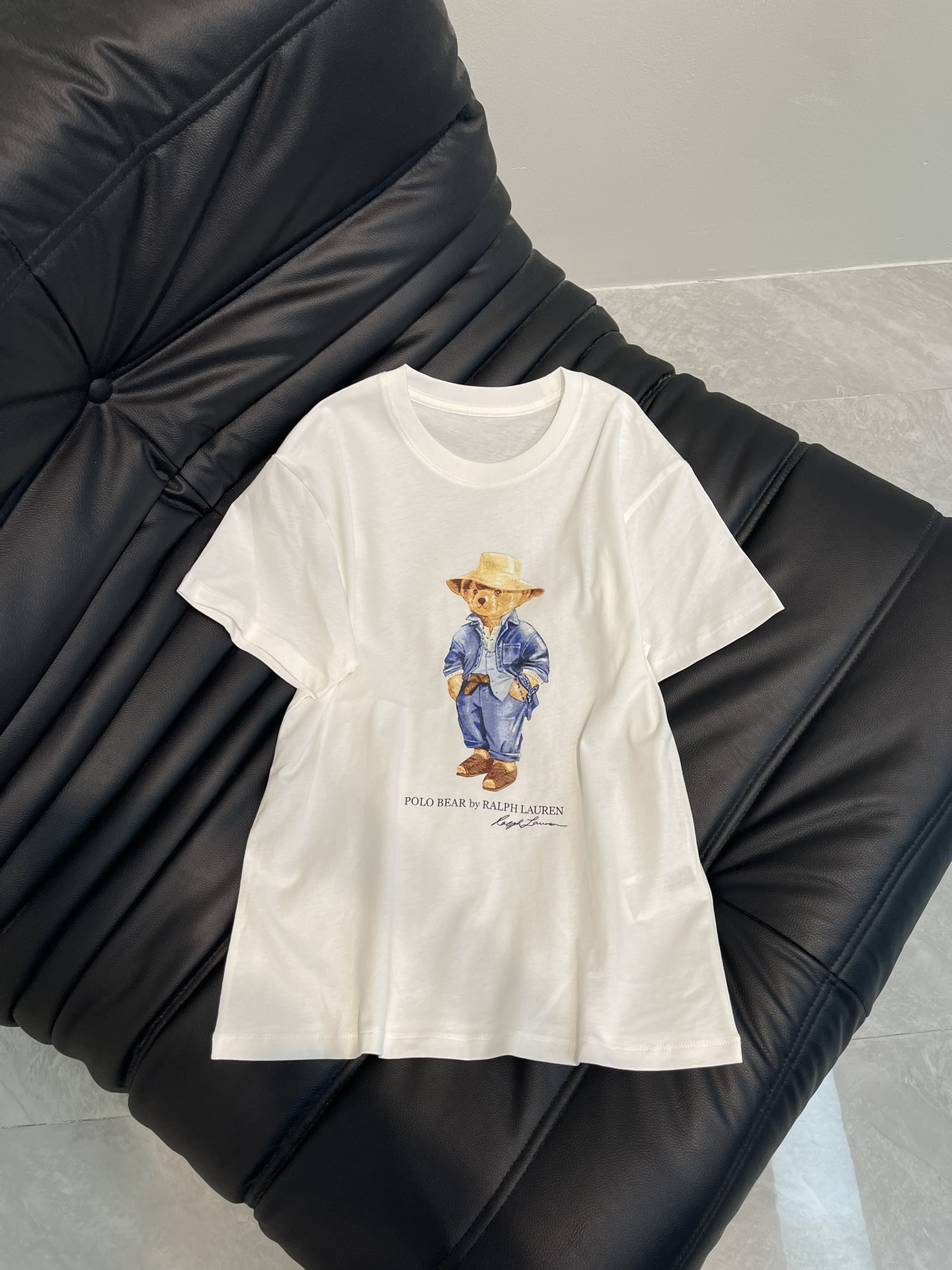 NO:318706,Ralph Laure* Ralph Polo 25 spring and summer new denim bear short-sleeved T-shirt. Super versatile and unscrupulous style, can be controlled by any figure, both high-end and fashionable and casual and youthful. The basic version covers the flesh and looks slim and extremely cool, and it is easy to match. SML, loro piana, T-shirt, tees, t-shirt, alexander wang19860909Ralph Laure* 拉夫polo25春夏新款牛仔小熊短袖T恤.超级百搭不挑人的款,任何身材都可驾驭,既有高级时髦又有休闲青春感.基础版型遮肉显瘦绝绝子,又酷又帅,轻松搭配不费力.SML,,loro piana,T-shirt,tees，t-shirt,alexander wang,Women's clothing