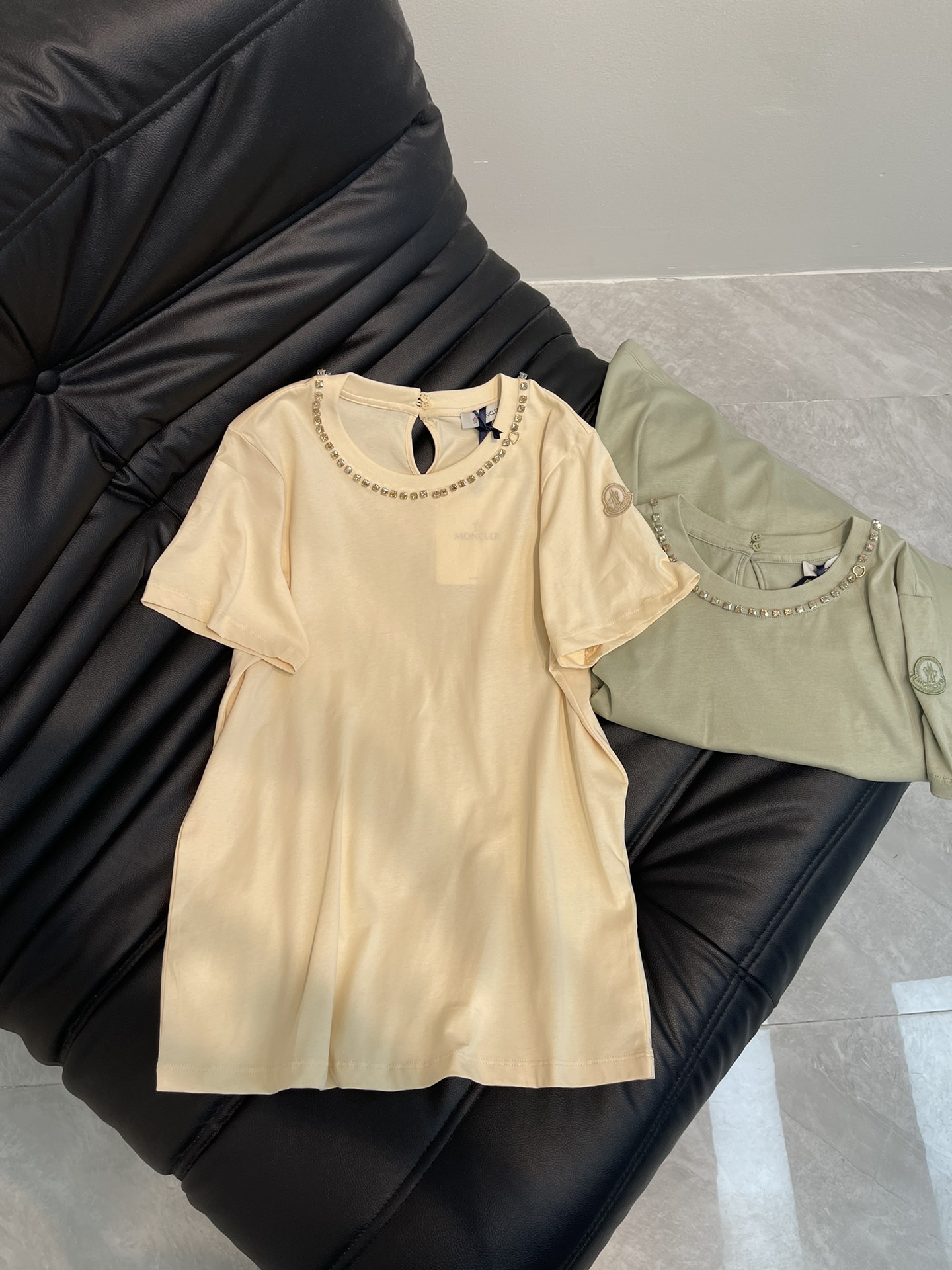 NO:318712,Moncl*r 25 early spring new style, neckline nailed round neck short-sleeved T-shirt | Exclusive yb development!  High-end production!  Customized pure hand-ordered diamonds with heavy craftsmanship, low-key and luxurious embellishment of small logos!  Classic brand embroidery of sleeves and arms. A must-have item for fashionable things to unlock all outfits!  Determine the quality of my home!  Classic items are fashionable and high-end!  The classic style is versatile and not picky!  Highly recommend your own version!  SML, T-shirt,tees,t-shirt,alexander wang19860909Moncl*r 25早春新款 领口钉珠圆领短袖T恤丨独家yb开发！高版出品！重工艺定制纯手工订钻 小logo缀饰低调奢华！袖臂经典品牌刺绣 时髦精必备单品解锁所有穿搭！认准我家品质！经典单品时髦又高级！经典版型百搭不挑人！强烈推荐自留款！SML,,T-shirt,tees，t-shirt,alexander wang,Women's clothing