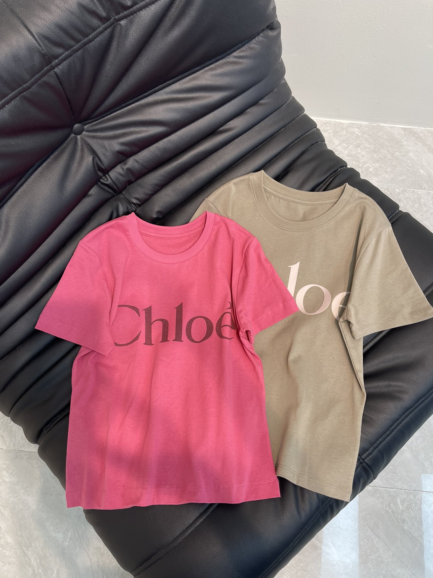 NO:318709,Chlo*25 spring and summer new round neck letter short-sleeved T-shirt regular T-shirt cut highlights brand style. Large body letters highlight personality. In line with the brand tone. The style is unified and coordinated. The high-end design feels full. The inner wear is brilliant and fashionable. SML, chloe, T-shirt, tees, t-shirt, alexander wang19860909Chlo*25春夏新款圆领字母短袖T恤 常规T恤裁剪 凸显品牌格调 大身字母凸显个性 符合品牌调性 风格统一协调 高级设计感拉满 单穿内搭都出彩时髦.SML,,chloe,T-shirt,tees，t-shirt,alexander wang,Women's clothing