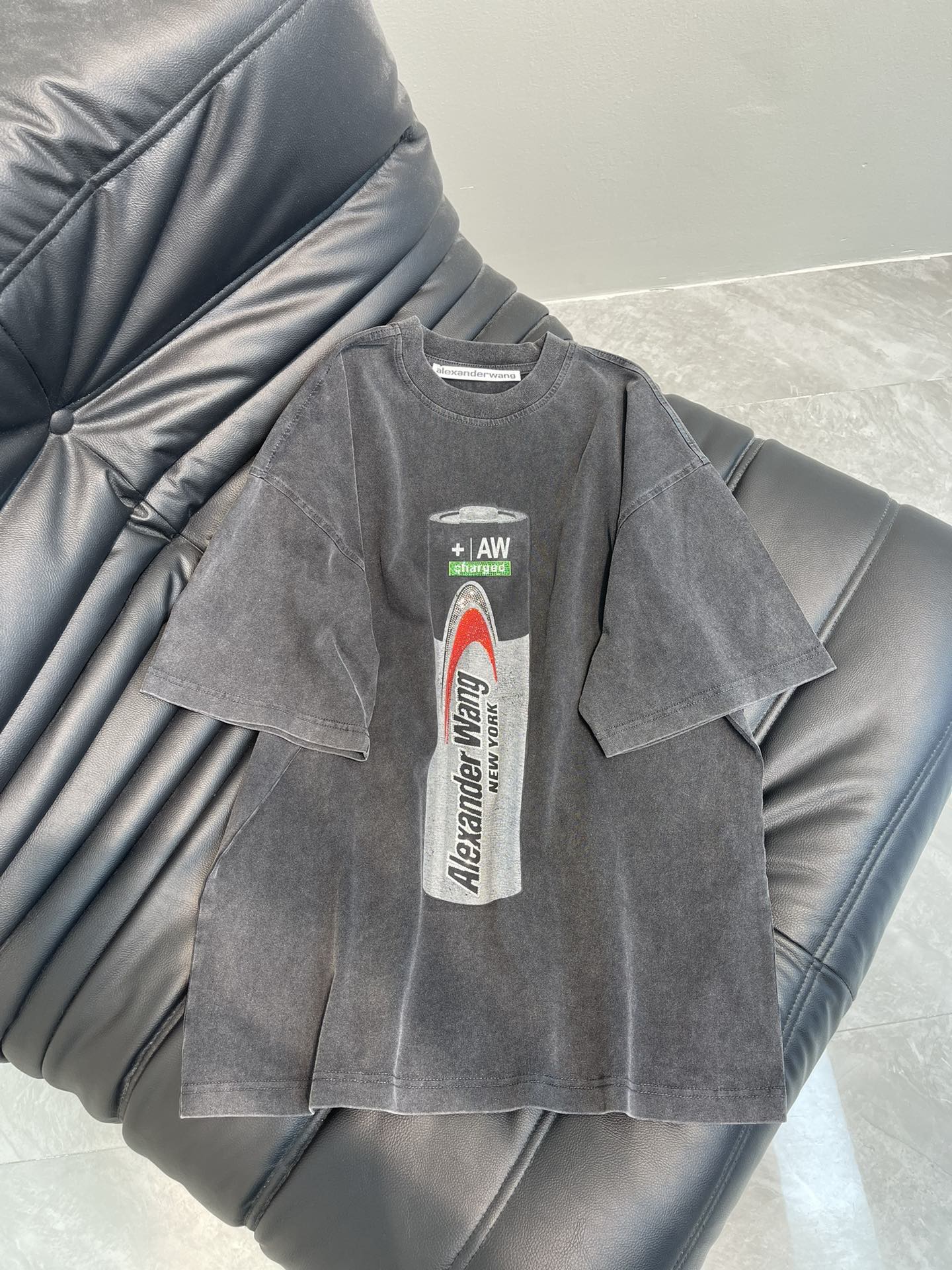 NO:318714,Alexander wan*25 spring and summer new style king wash water and old battery printed iron diamond short-sleeved T-shirt, old and washed fading effect, loose style, same style for men and women, SML, alexander wang, T-shirt,tees, t-shirt,alexander wang19860909Alexander wan*25春夏新款大王洗水做旧电池印花烫钻短袖T恤 做旧和水洗褪色效果 宽松版型 男女同款 SML,,alexander wang,T-shirt,tees，t-shirt,alexander wang,Women's clothing