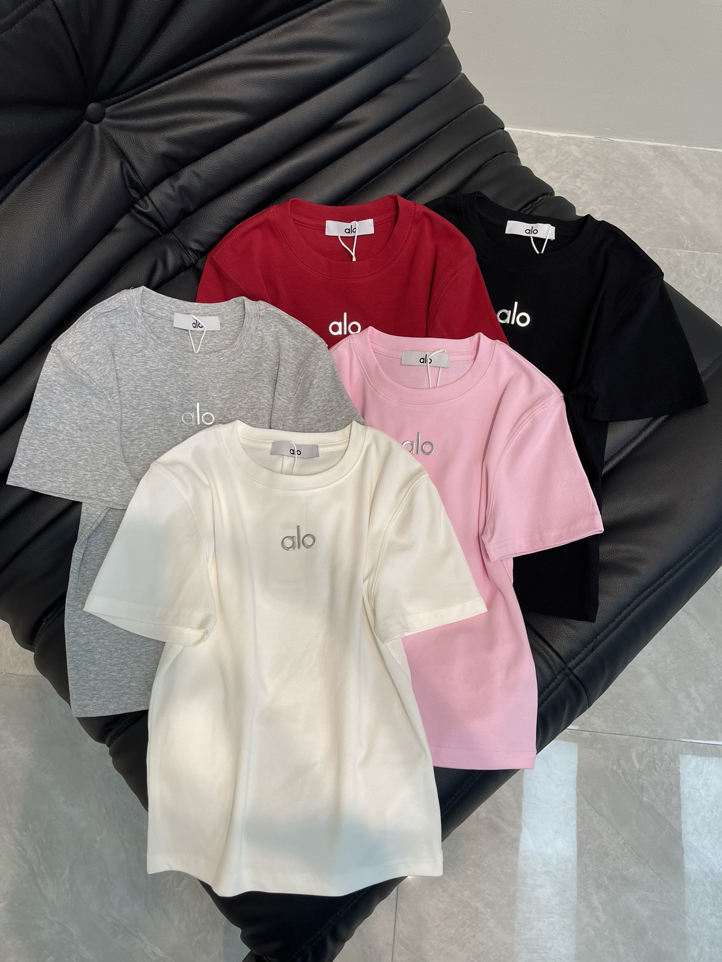 NO:318717,alo*25 spring and summer new elastic small silver label short-sleeved T-shirt. Imported pure cotton fabric, classic small style is versatile and not picky, and the upper body is very beautiful!  SML, T-shirt,tees,t-shirt,alexander wang19860909alo*25春夏新款弹力小版银标短袖T恤.进口纯棉面料,经典小版型百搭不挑人,上身非常漂亮！SML,,T-shirt,tees，t-shirt,alexander wang,Women's clothing