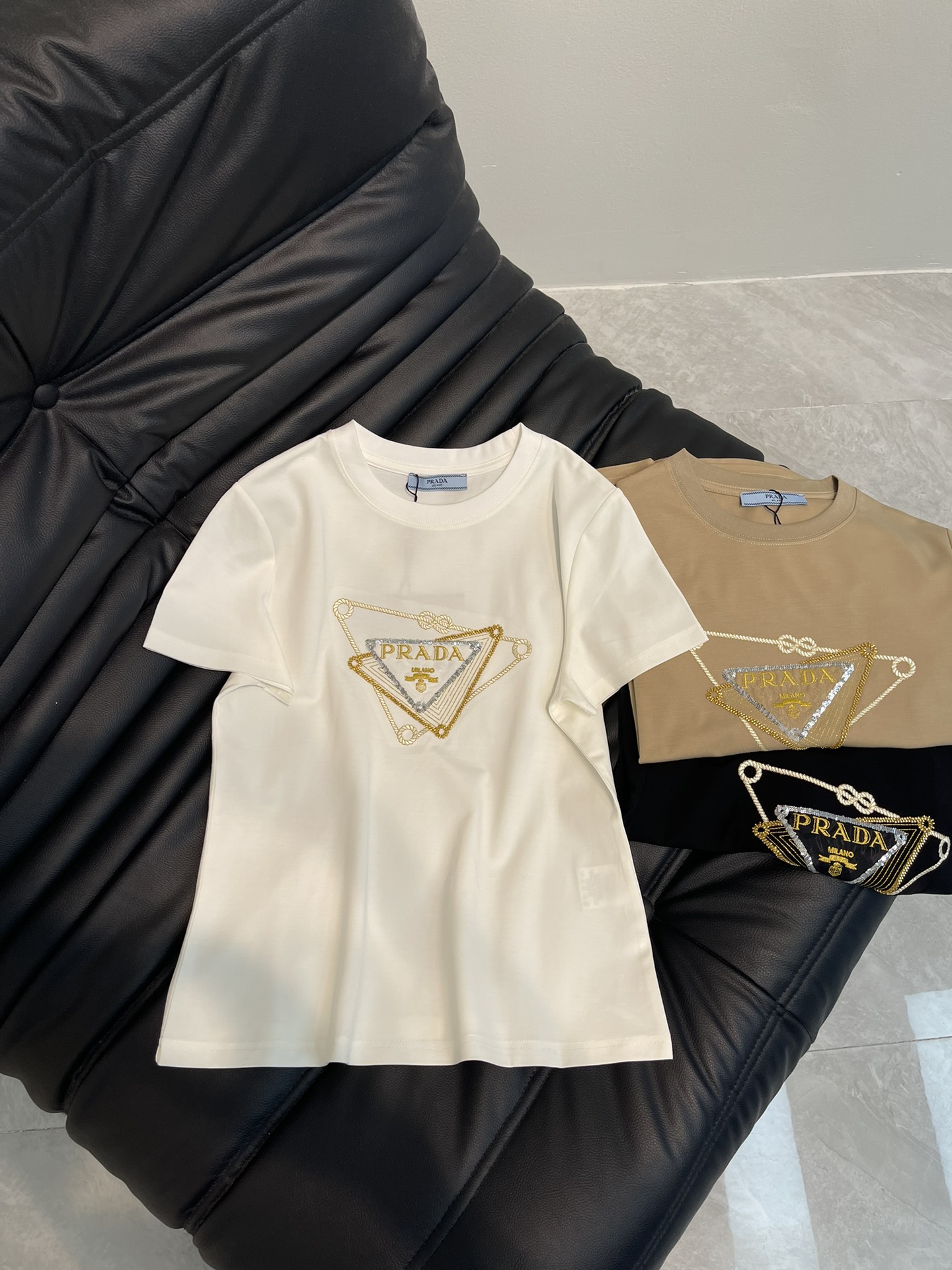 NO:318713,Prad*25 spring and summer new heavy industry embroidered bead sheet short-sleeved T-shirt. It uses mercerized cotton fabric with soft and delicate texture, simple and versatile, and reduces age-reducing temperament!  The body shape is comfortable and beautiful!  Very suitable for summer wear.S-XXL, prada, T-shirt,tees, t-shirt,alexander wang19860909Prad*25春夏新款重工刺绣珠片短袖T恤.采用丝光棉面料质感柔软细腻,简约百搭,减龄气质！版型修身上身效果舒适好看！非常适合夏日穿着.S-XXL,,prada,T-shirt,tees，t-shirt,alexander wang,Women's clothing