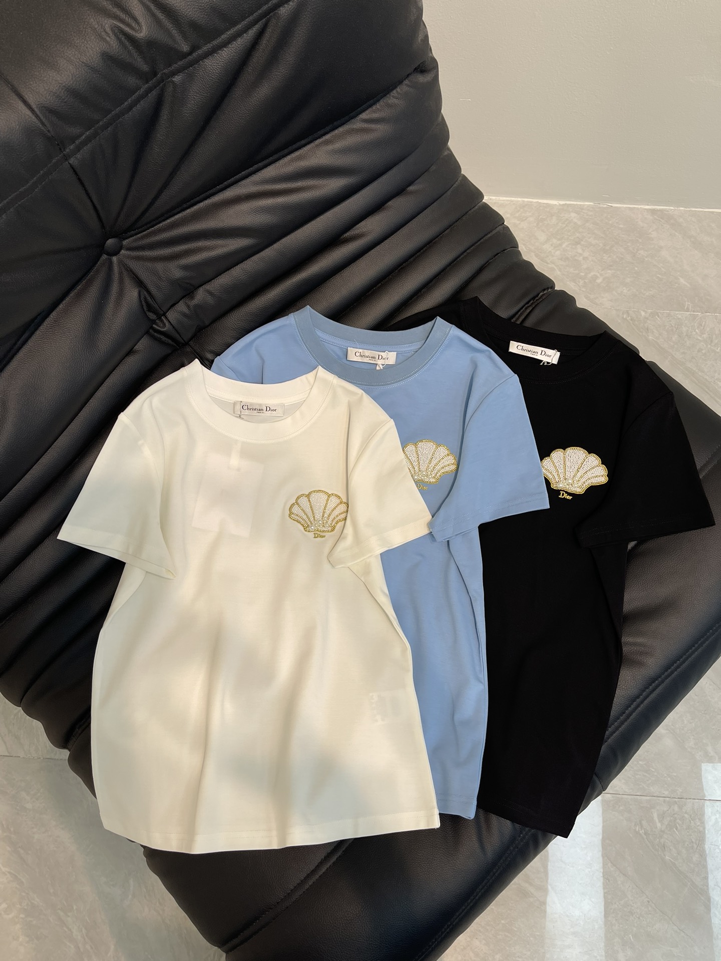 NO:318716,Dio*25 spring and summer new heavy industry beaded embroidered short-sleeved T-shirt. It uses mercerized cotton fabric with soft and delicate texture, simple and versatile, and reduces age-reducing temperament!  The body shape is comfortable and beautiful!  Very suitable for summer wear.S-XXL 3,,dior,T-shirt,tees,t-shirt,alexander wang19860909Dio*25春夏新款重工钉珠刺绣短袖T恤.采用丝光棉面料质感柔软细腻,简约百搭,减龄气质！版型修身上身效果舒适好看！非常适合夏日穿着.S-XXL 3,,dior,T-shirt,tees，t-shirt,alexander wang,Women's clothing