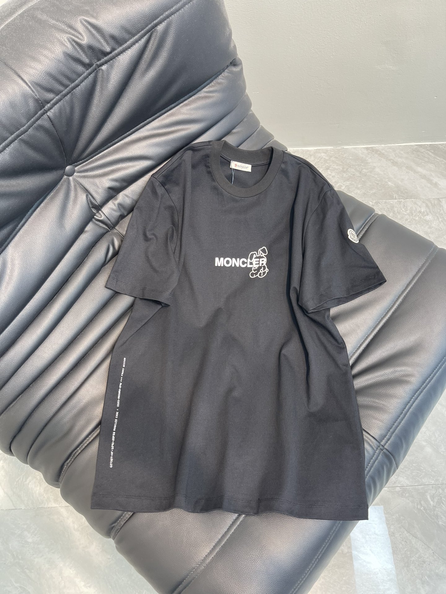 NO:318697,MON* 25 Spring and Summer New Co-branded Bunny Flocked Letter Print Short-Sleeve T-shirt, high-end imported pure cotton fabric, loose and large-size style and versatile, and it is very beautiful on the upper body!  SML, Moncler, T-shirt,tees, t-shirt,alexander wang19860909MON*蒙口25春夏新款联名款小兔子植绒字母印花短袖T恤,高级进口纯棉面料,宽松大版型百搭不挑人,上身非常漂亮！SML,,Moncler,T-shirt,tees，t-shirt,alexander wang,Women's clothing