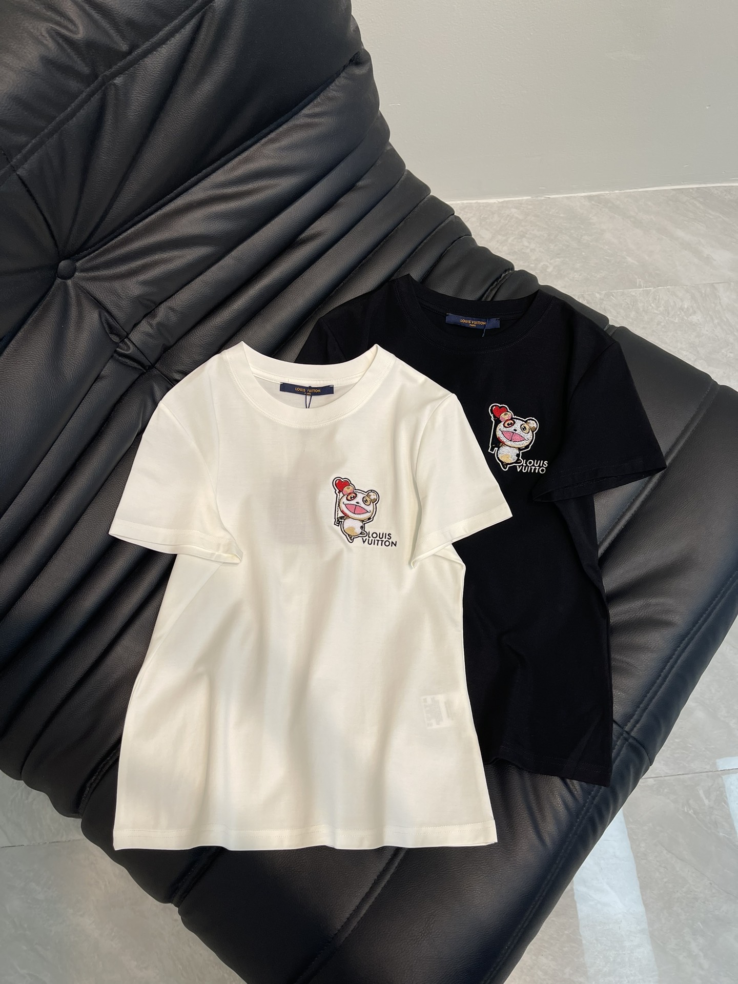 NO:318710,Louis Vuitto*25 Spring and Summer New Heavy Industry Cartoon Embroidered Short-Sleeve T-shirt. It uses mercerized cotton fabric with soft and delicate texture, simple and versatile, and reduces age-reducing temperament!  The body shape is comfortable and beautiful!  Very suitable for summer wear.S-XXL, louis vuitton,T-shirt,tees,t-shirt,alexander wang19860909Louis Vuitto*25春夏新款重工卡通刺绣短袖T恤.采用丝光棉面料质感柔软细腻,简约百搭,减龄气质！版型修身上身效果舒适好看！非常适合夏日穿着.S-XXL,,louis vuitton,T-shirt,tees，t-shirt,alexander wang,Women's clothing