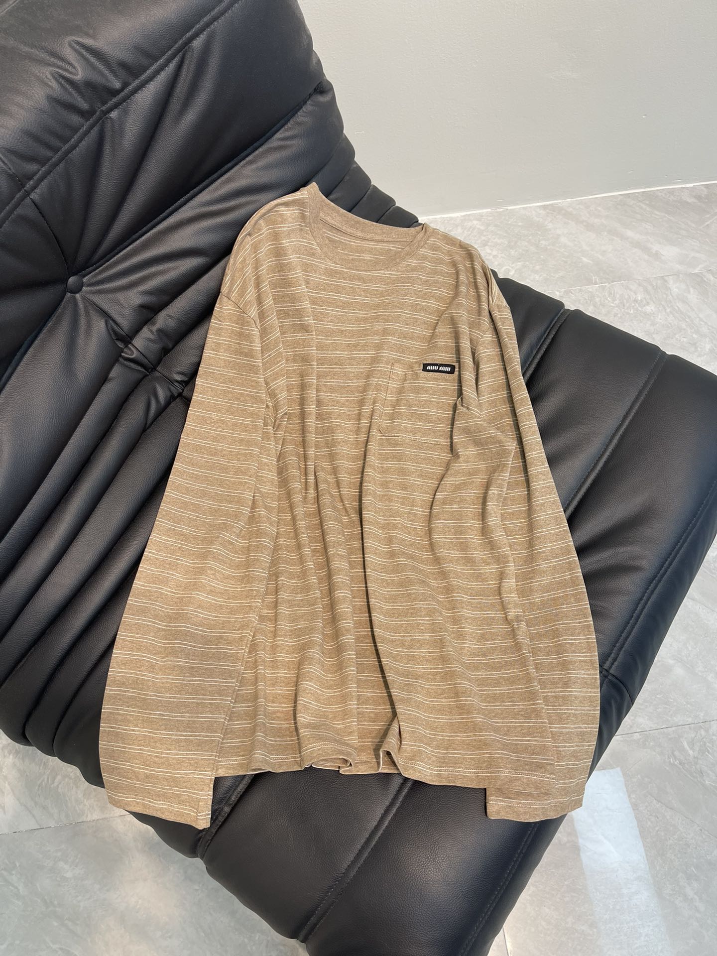 NO:318715,Miumi*25 early spring new single-pocket striped long-sleeved T-shirt. Single-pocket brand embroidered patch logo embellishment on the chest, temperament small round neck design, classic stripes reduce age and look classic and durable. It is very nasty when paired, and the upper body is very age-reducing and slimming, which is very practical and versatile. The upper body is retro and age-reducing, and the daily commuting style is casually interpreted. SML, miumiu,tees, t-shirt, alexander wang19860909Miumi*25早春新款单口袋条纹长袖T恤.胸前单口袋品牌刺绣贴布Logo点缀,气质小圆领设计,经典条纹减龄又经典耐看.随便搭配都很奈斯,上身十分减龄又显瘦,特别实穿百搭.上身复古又减龄,日常通勤风格随便演绎.SML,,miumiu,tees，t-shirt,alexander wang,Women's clothing