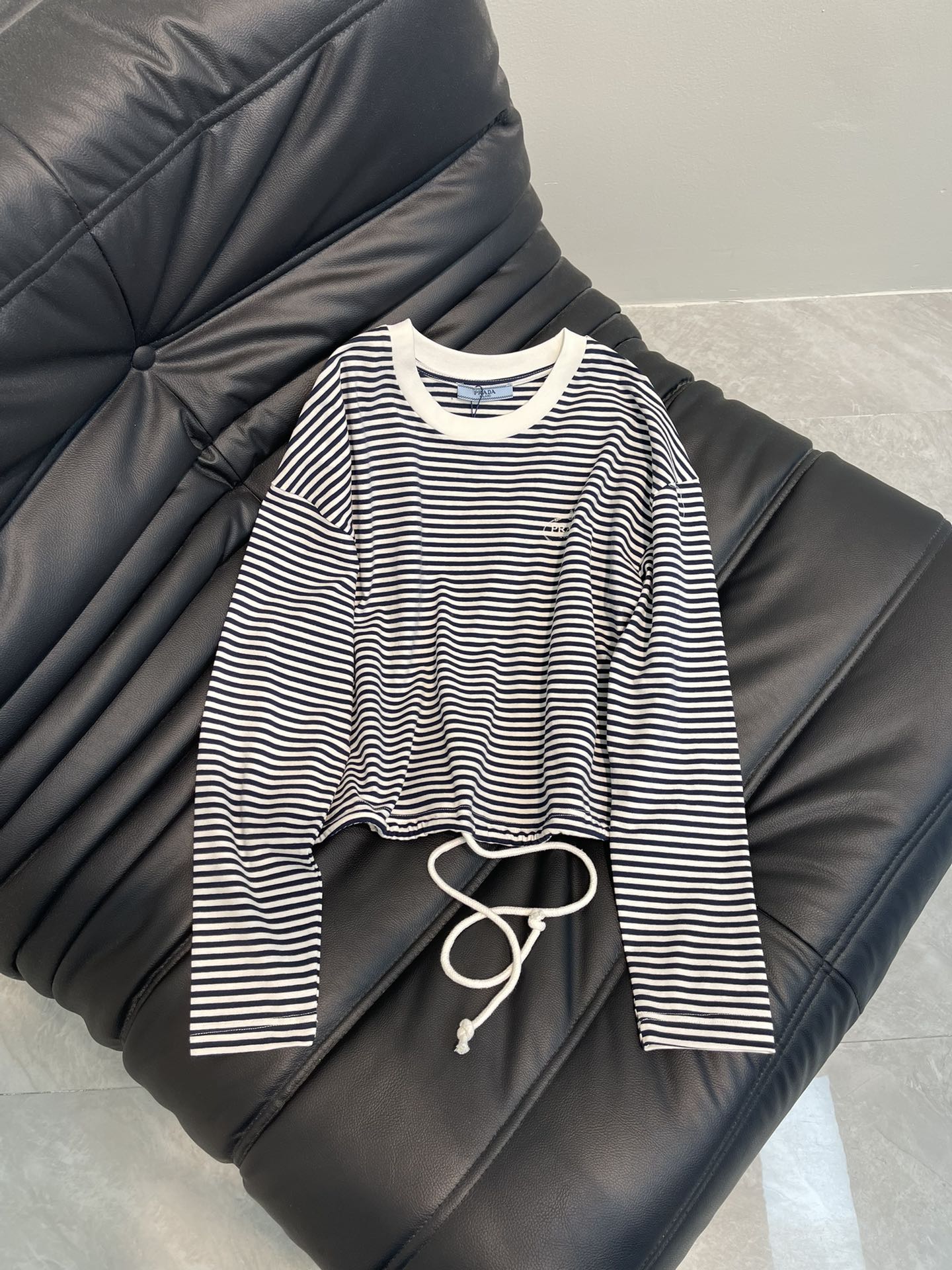 NO:318691,Prad*25 spring and summer new drawstring long-sleeved top, classic striped color, customized version, full of high-end and casual feeling, visual feast, a versatile item that must be bought in all seasons, customized fabric, great texture, full of lazy style, goddess must be a magical tool!  The style is versatile and not picky. It stretches the line proportions and makes the upper body beautiful!  Workmanship quality depends on details SML 3, prada, alexander wang19860909Prad*25春夏新款抽绳长袖上衣 经典条纹色系 定制版型尽显高级随意感 视觉盛宴 四季必入的百搭单品 订制面料,质感巨好,慵懒范儿十足 女神必入神器！ 版型百搭不挑人 拉长线条比例 上身美的不要不要的！ 做工品质看细节 SML 3,,prada,alexander wang,Women's clothing