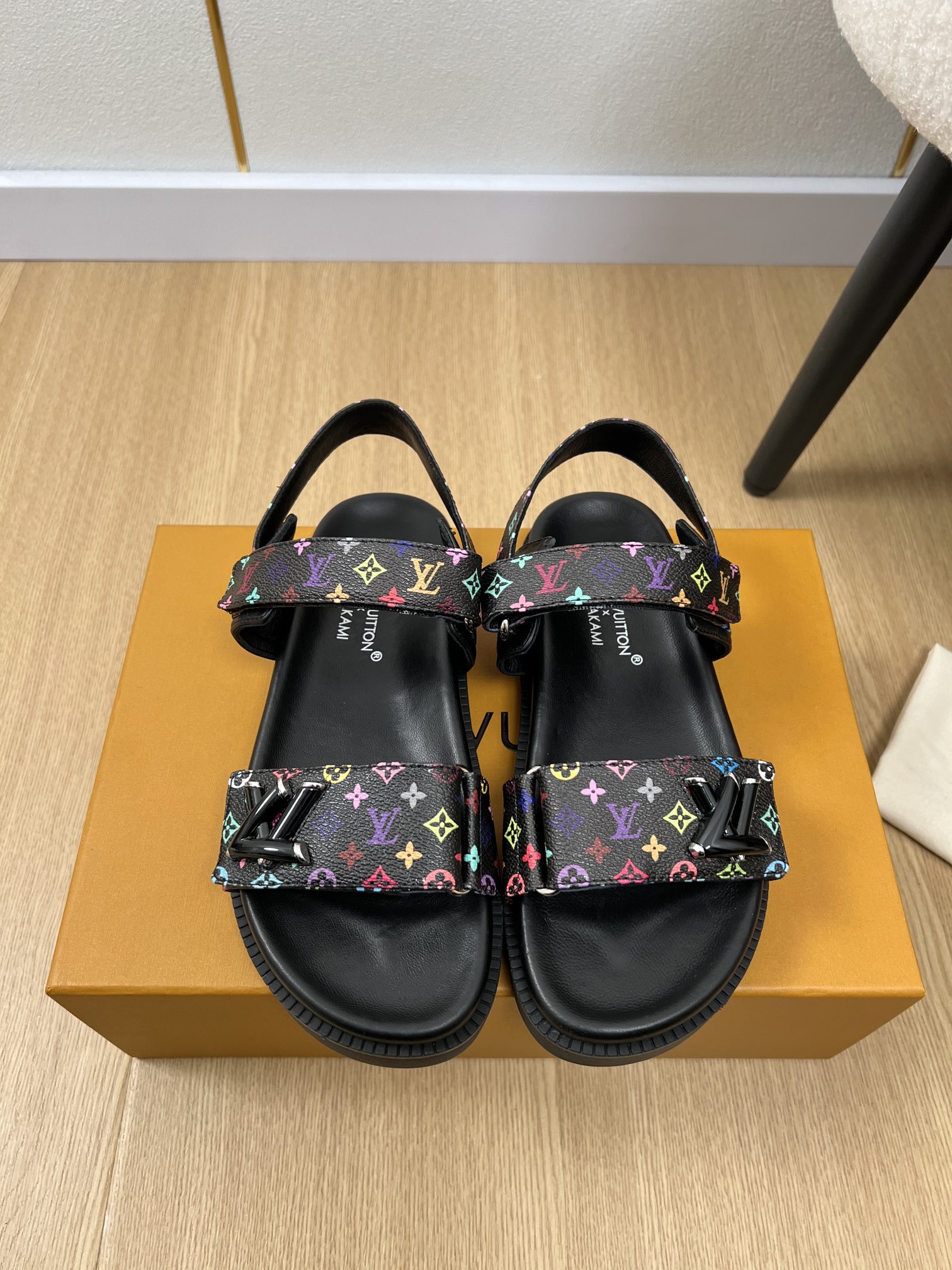 NO:259707,Top version Louis Vuitton | 2025 L Home 2025 Spring and Summer New Products The counter focuses on the latest spring and summer rainbow old-fashioned sandals series. The classic hit donkey family, this 6AM sandals are from Louis Vuitton × Murakami Takashi reprint series. They are immersed in the full Monogram pattern, making the brand's classic elements stretch the distinct aesthetic style of Japanese artist Takashi Murakami Takashi. The upper is three-dimensional embossed, full of details and texture, and the details add exquisite brushstrokes. Classic and versatile, the details are perfect and impeccable, and the feet are super good-looking. A must-have item for fashionable home travel, a style that cannot be missed this summer, the quality is as good as ever, and the details are impeccable. Please distinguish it from cheap goods on the market!  Imported presbyterian upper, inner lining, full leather edge, outsole original molded rubber non-slip sole, size 35-41 (40.41 customized) Packaging full set of packaging   aircraft box, sandals, louis vuitton, louis vuitton, louis vuitton, louis vuitton, louis vuitton, louis vuitton, louis vuitton, louis vuitton, louis vuitton, louis vuitton, sandals, slippers, sheepskin19860909顶级版本 Louis Vuitton 路易威登 | 2025 L家2025春夏新品 专柜主打春夏最新款彩虹老花凉拖鞋系列 驴家经典爆款,本款6AM 凉拖出自路易威×村上隆再版系列,为全幅Monogram 图案浸染彩虹色调,令品牌经典元素舒展日本艺术家村上隆的鲜明美学风格.鞋面立体的压花,细节质感满满,细节再添考究笔触.经典百搭,细节完美无可挑剔,上脚超级好看 时尚居家旅行必备单品,这个夏天不可错过的款式 ,品质一如既往,细节无可挑剔.请区分于市面廉价货！ 鞋面进口老花 内里羊皮 垫脚全真皮包边 大底原版开模橡胶防滑大底 码数35-41（40.41 定制） 包装全套包装 飞机盒,凉鞋,louis vuitton,louis vuitton,louis vuitton,louis vuitton,louis vuitton,sandals,slippers,sheepskin,Women's Shoes