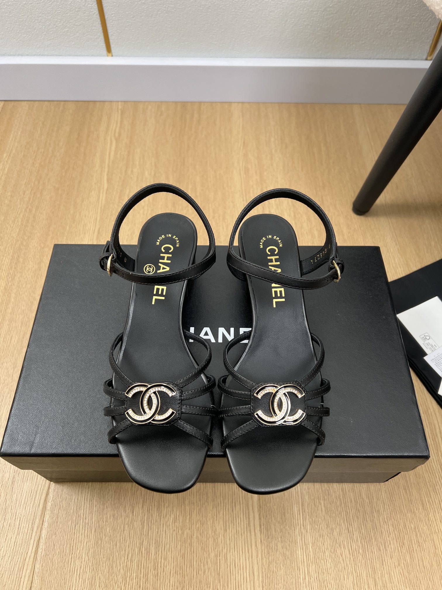 NO:259710,CHANEL Chanel | 2025 Xiaoxiang 2025 Early Spring New Products, New Double C Diamond C-Click Pearl Button Sandals Series, Love at First Sight, Xiaohongshu is strongly recommended for sandals, which look good no matter how you match it, a must-have for fashionable beauty. Ms. Xiaoxiang loves simple and irresistible/match shows a unique dressing style, free mixing and matching shines in place, and keeps the fashionable pace of Grandma Tsuka!  !  !  Exquisite details enlarge the original mold opening hardware buckle Top version purchasing level creation & small person welfare Thick sole Increase height Super slimming This year's fairy ♀ Must-have fashion items Upper Original imported sheepskin Inner Imported sheepskin Outsole Italian imported genuine leather sole Sole 4cm Size 35-41 (40.41 custom-made non-return and exchange), sandals, chanel, chanel, sandals, sheepskin, Leather soles19860909CHANEL香奈儿 | 2025  小香2025早春新品 专柜新款双C钻扣珍珠扣凉鞋系列 一见钟情 小红书力推款凉鞋,怎么搭配都好看,时髦精必备,小香女士钟爱简约又难以抗拒系/搭配展现与众不同的穿搭风格、自由混搭闪耀到位跟紧香奶奶时尚步伐！！！精致细节放大看原版开模五金扣 顶级版本代购级别打造&小个子的福利 厚底 增高 超级显瘦 今年小仙女♀必备时尚单品 鞋面 原版进口羊皮 内里 进口羊皮 大底 意大利进口真皮大底 底高 4cm 码数 35-41（40.41定制不退换）,凉鞋,chanel,chanel,sandals,sheepskin,Leather soles,Women's Shoes