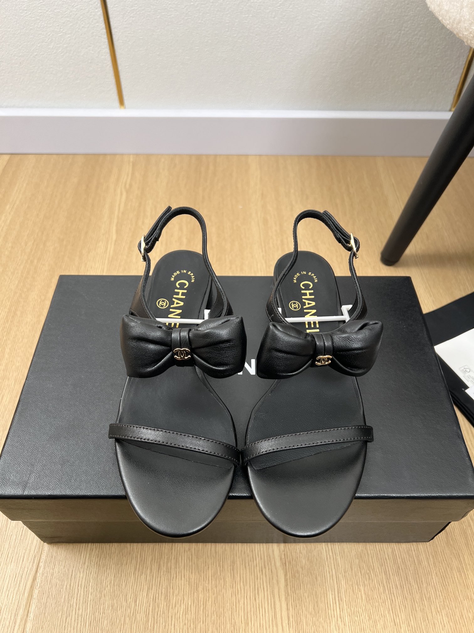 NO:259713,CHANEL Chanel | 2025 Xiaoxiang 2025 Early Spring New Products, New Double C Bow One-Strip Sandals Series, Love at First Sight, Xiaohongshu is pushing sandals, which look good no matter how you match it, a must-have for fashionable beauty. Ms. Xiaoxiang loves simple and irresistible. The combination shows a unique style of dressing, free mixing and matching, and shines in place, and the fashionable pace of Grandma Tsuka!  !  !  Exquisite details enlarge the original mold opening hardware buckle Top version purchasing level creation & small person welfare Thick sole Enhanced height Super slimming This year's fairy must-have fashion items Upper Original imported sheepskin Inner Imported sheepskin Outsole Italian imported leather outsole Sole Height 2.5cm/5cm Size 35-41 (40.41 Customized without return and exchange), Sandals, chanel, chanel, sandals, sheepskin, Leather soles19860909CHANEL香奈儿 | 2025  小香2025早春新品 专柜新款双C蝴蝶结一字带凉鞋系列 一见钟情 小红书力推款凉鞋,怎么搭配都好看,时髦精必备,小香女士钟爱简约又难以抗拒系/搭配展现与众不同的穿搭风格、自由混搭闪耀到位跟紧香奶奶时尚步伐！！！精致细节放大看原版开模五金扣 顶级版本代购级别打造&小个子的福利 厚底 增高 超级显瘦 今年小仙女♀必备时尚单品 鞋面 原版进口羊皮 内里 进口羊皮 大底 意大利进口真皮大底 底高 2.5cm/5cm 码数 35-41（40.41定制不退换）,凉鞋,chanel,chanel,sandals,sheepskin,Leather soles,Women's Shoes