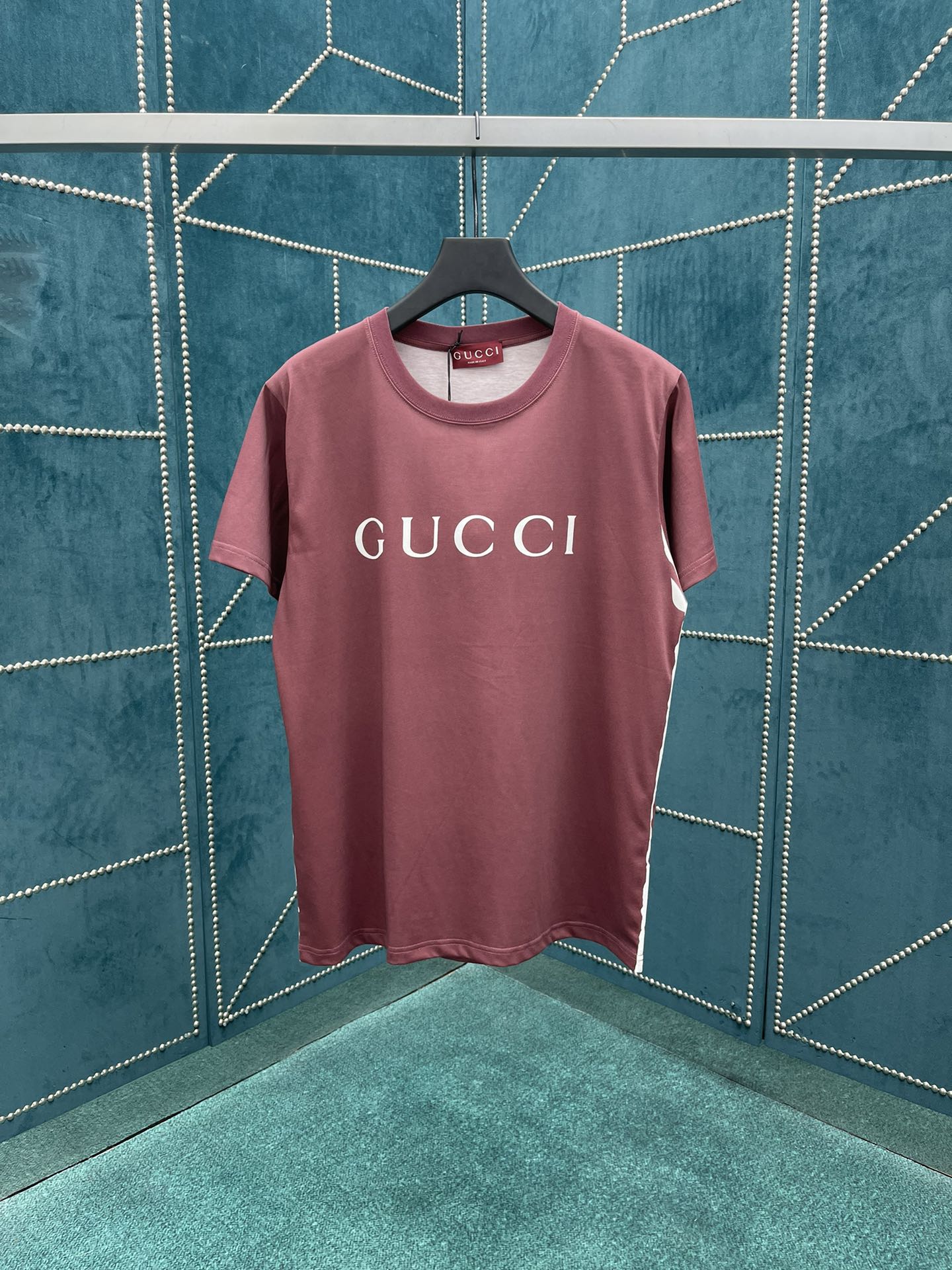 NO:162846,G Home 25ss new standard-fit knitted cotton T-shirt cleverly incorporates Gucci reflective printing to highlight the brand's charm. S.M.L.XL., gucci,gucci,tees, t-shirt,alexander wang19860909G家25ss新款标准版型针织棉T恤巧妙融入Gucci反光印花,彰显品牌魅力. 码数S.M.L.XL.,,gucci,gucci,tees，t-shirt,alexander wang,Men's clothing