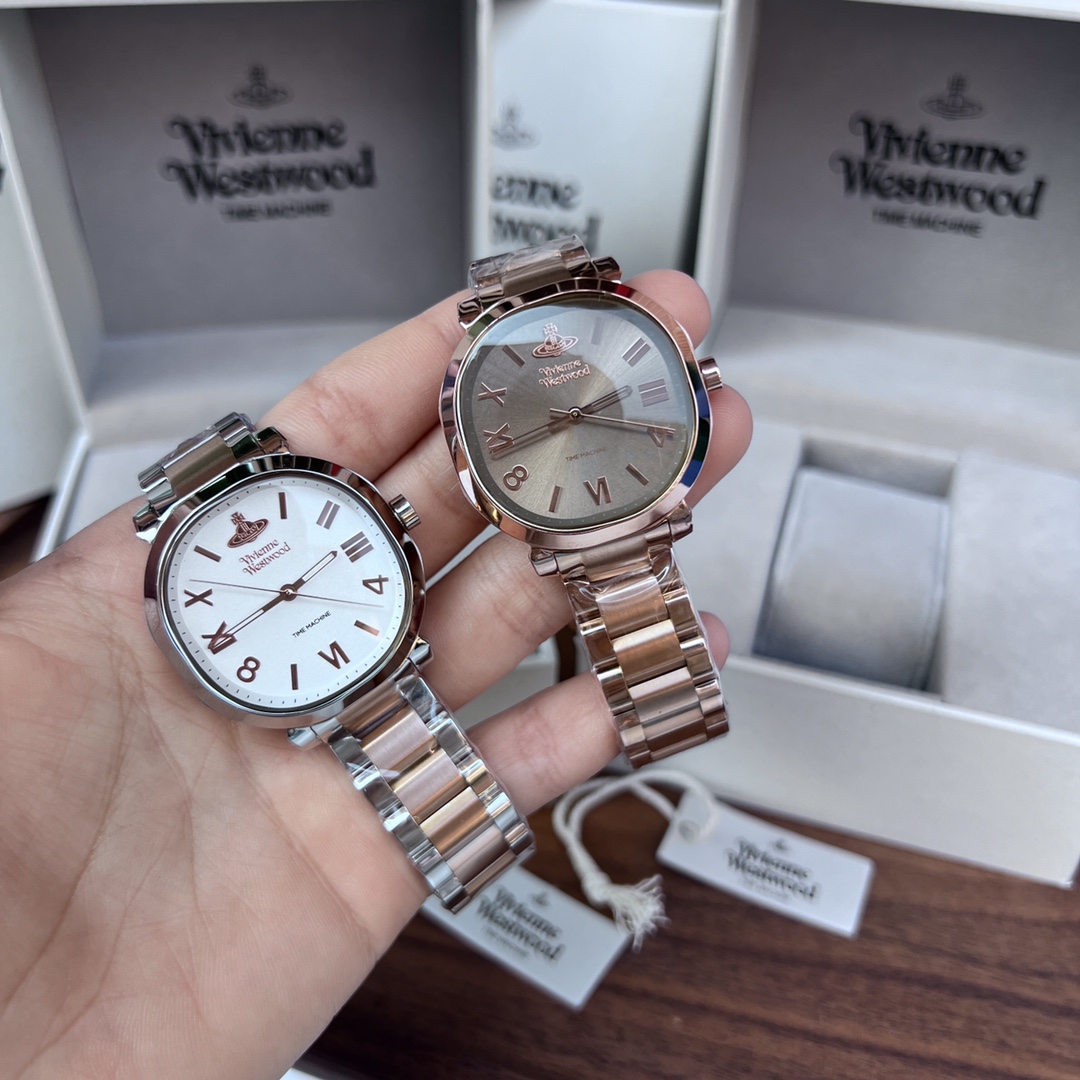 NO:157555,The new Vivienne Westwood Queen Mother’s design has arrived. I have to say that the Queen Mother’s design really makes girls firmly!  The rose gold watch body with air cushion shape, the air cushion-shaped brushed craftsmanship plate is extremely exquisite, the numbers are intertwined with Roman nails, and the Saturn logo design at 12 points is even more mysterious and unique. The 35mm watch diameter is just right, showing elegance. The Saturn logo of the Queen Mother of the West makes you the focus of fashion. It is made with rose gold steel belts, which are exquisitely made and comfortable to wear in summer. The love of the public, close your eyes,19860909VivienneWestwood西太后新款到货,不得不说西太后的设计真的是把女孩子拿捏得稳稳的！气垫造型的玫瑰金的表身,气垫形拉丝工艺盘精致无比,数字与罗马字钉交织,12 点位的土星标志设计更是神秘而独特.35mm 表径恰到好处,尽显优雅.西太后的土星标识,让你成为时尚焦点.搭配玫瑰金钢带做工精细,夏天佩戴舒适,大众人群的挚爱,闭眼入,,Watch