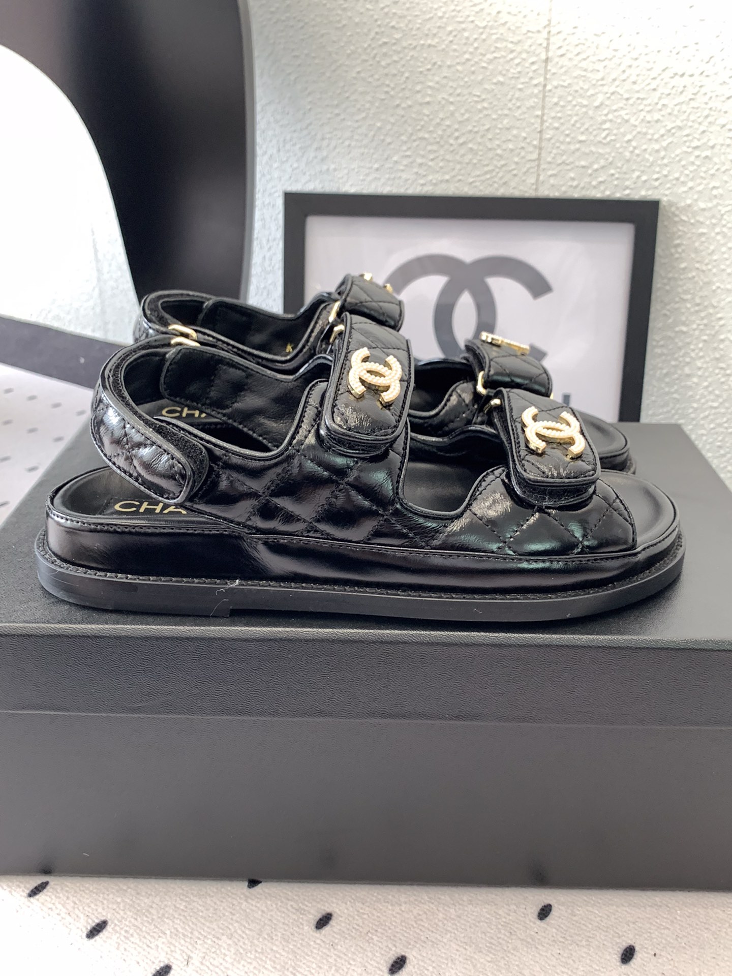 NO:264277,Slippers/sandals The latest double C-button beach shoes. All-match in all seasons. The feet are so beautiful and super durable. Original custom oil wax cowhide, exquisite small-scented hardware, double C-diamond buckle, classic never out of date. Purchase level, pure handmade diamond car line, original private film genuine leather sole, top 35-39 [40/41 customization], slippers, sandals, slippers, cowhide, Leather soles19860909拖鞋/凉鞋 最新双C扣沙滩鞋. 四季百搭.上脚美极了超级耐看哟 原版定制油蜡牛皮料 精致小香五金双C钻扣 经典永不过时.代购级别 纯手工菱格车线 原厂私膜真皮大底 顶级35-39 [40/41定制],拖鞋凉鞋,sandals,slippers,cowhide,Leather soles,Women's Shoes