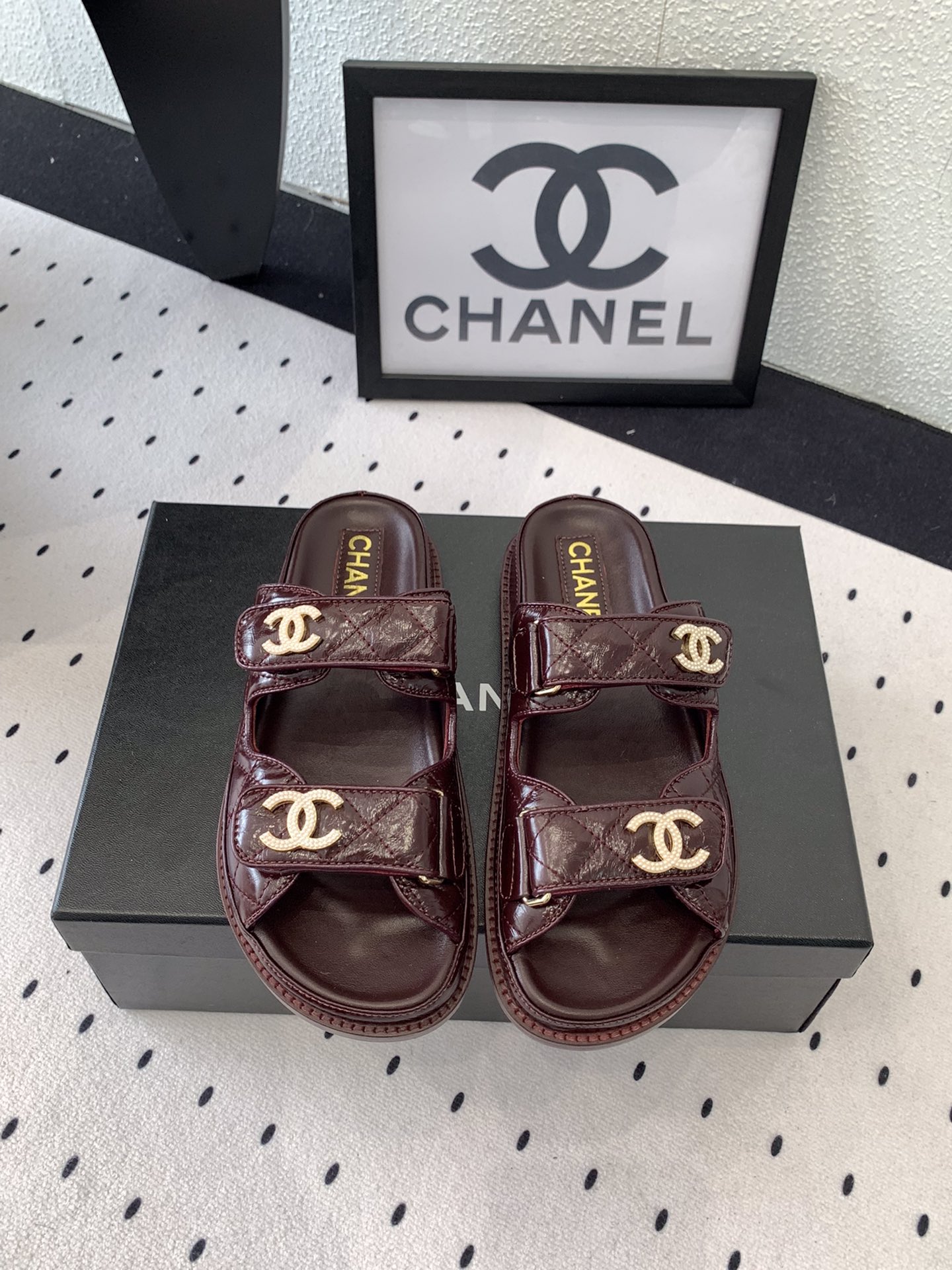 NO:247630,Chanel's new early spring beach shoes top version, simple universal and versatile artifact, major star footwear artifact, original imported sheepskin upper imported sheepskin inner footbed, original full-layer leather sole Size35-40 (41 customized), slippers, sandals, chanel, sandals, slippers, sheepskin, Leather soles19860909Chanel新款早春沙滩鞋顶级版本 简单的万能百搭神器各大明星上脚神器 原版进口羊皮鞋面进口羊皮内里垫脚 原版全层真皮大底Size35-40（41订做）,拖鞋凉鞋,chanel,sandals,slippers,sheepskin,Leather soles,Women's Shoes
