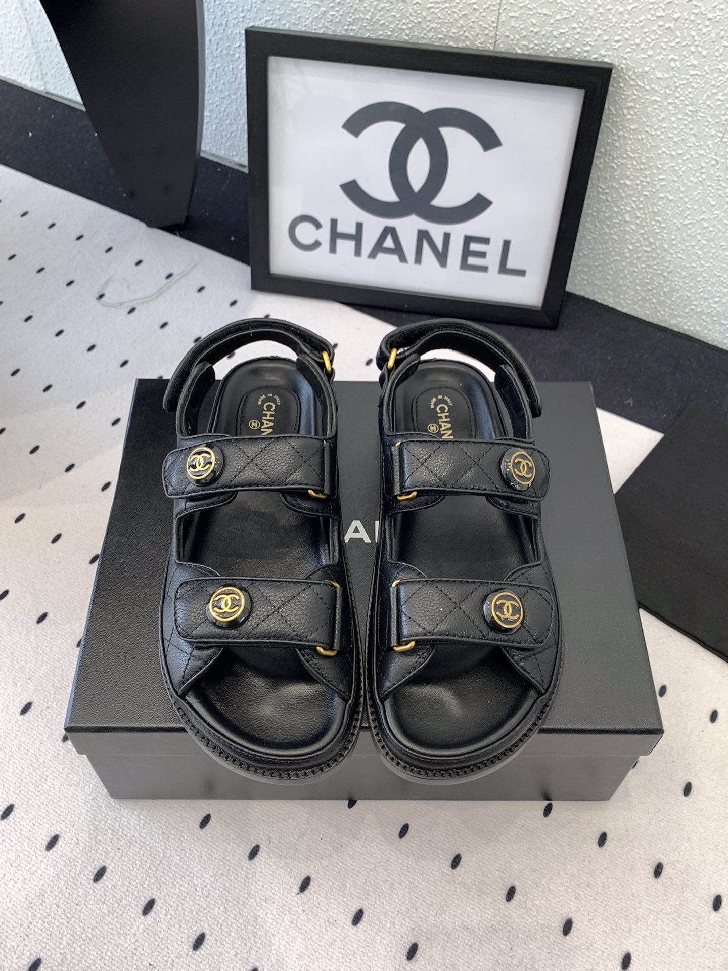 NO:259288,Chanel new early spring beach shoes top version Simple universal and versatile artifacts for major celebrities' feet Original imported sheepskin upper imported sheepskin inner footbed Original full-layer leather outsole Size35-40 (41 customized), sandals, chanel, sandals, sheepskin, Leather soles19860909Chanel新款早春沙滩鞋顶级版本 简单的万能百搭神器各大明星上脚神器 原版进口羊皮鞋面进口羊皮内里垫脚 原版全层真皮大底Size35-40（41订做）,凉鞋,chanel,sandals,sheepskin,Leather soles,Women's Shoes