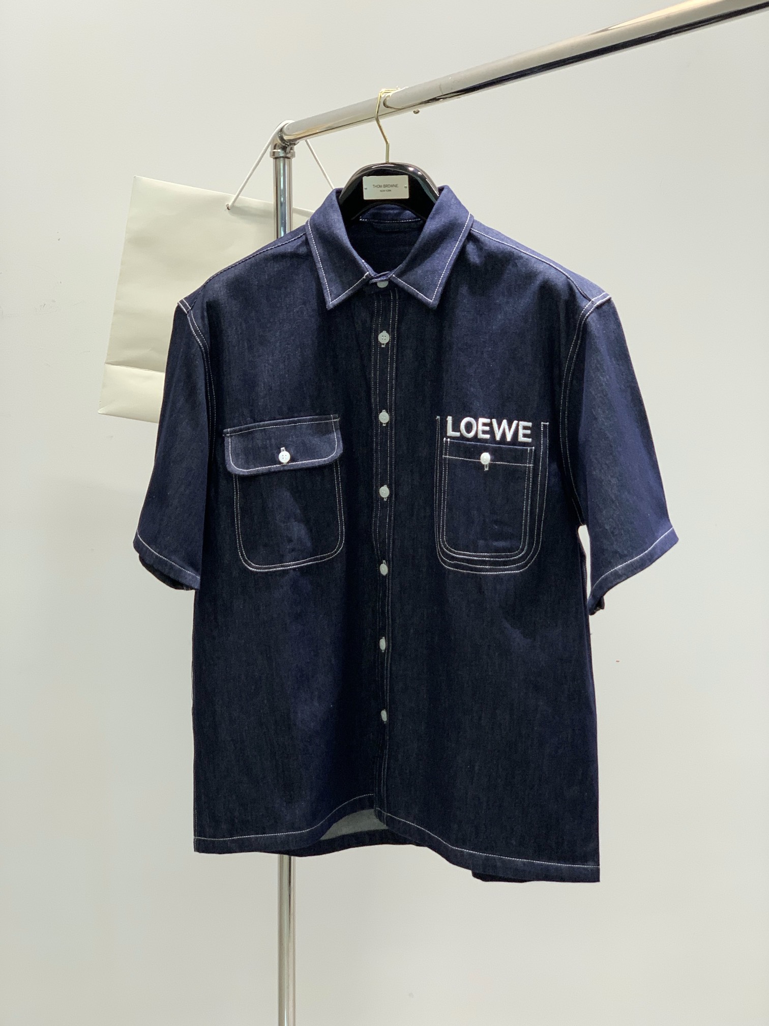 NO:132687,,Loewe, the latest model for spring 2025, fashionable and casual denim short-sleeved jacket, original single rude product, simple and comfortable, the style is not picky, using imported original fabric, excellent comfort, top-level embroidery craft letter pattern logo, extremely high grade, comfortable and versatile, S-2XL,,loewe,loewe, jackets & coats,T-shirt,alexander wang19860909,Loewe 罗意威,2025春季最新款,时尚休闲牛仔短袖外套,原单狠货,简约舒适,版型不挑人,采用进口原版面料,舒适度极佳,顶级刺绣工艺字母图案logo,档次极高,舒适百搭,码数S-2XL,,loewe,loewe,jackets & coats,T-shirt,alexander wang,Men's clothing