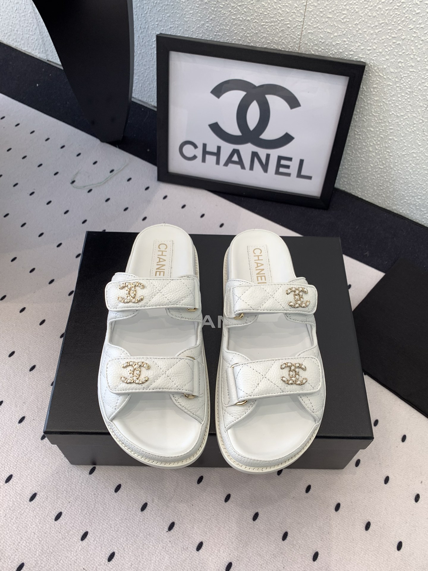 NO:259284,Chanel new early spring beach shoes top version Simple universal and versatile artifacts for major celebrities' feet Original imported sheepskin upper imported sheepskin inner footbed Original full-layer leather sole Size35-40 (41 customized), slippers, chanel, slippers, sheepskin, Leather soles19860909Chanel新款早春沙滩鞋顶级版本 简单的万能百搭神器各大明星上脚神器 原版进口羊皮鞋面进口羊皮内里垫脚 原版全层真皮大底Size35-40（41订做）,拖鞋,chanel,slippers,sheepskin,Leather soles,Women's Shoes