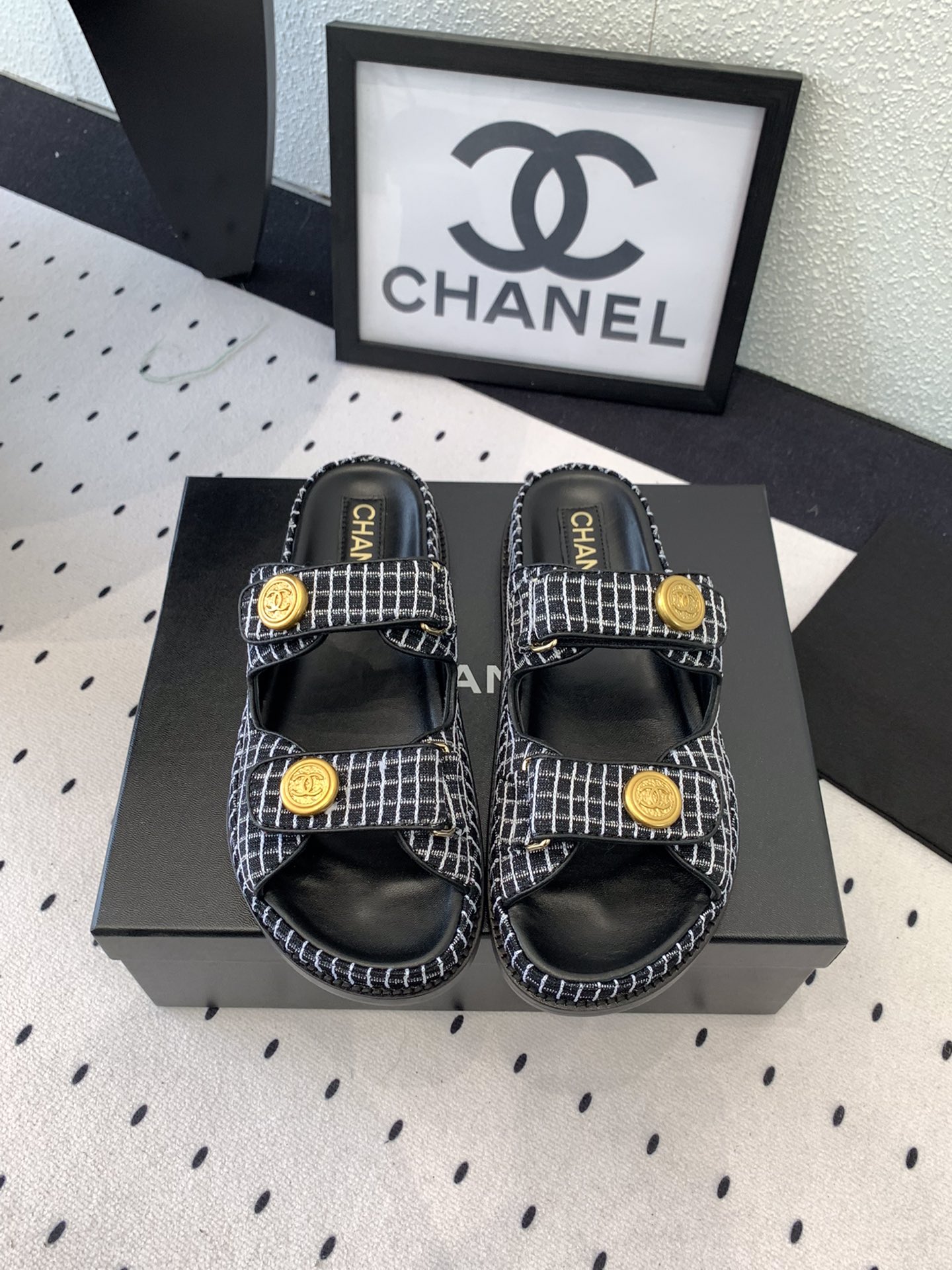 NO:259286,Chanel new early spring beach shoes top version Simple universal and versatile artifacts for major celebrities' footwear Original imported Huanibu upper imported sheepskin inner footbed Original full-layer leather sole Size35-40 (41 customized), slippers, chanel, slippers, sheepskin, Leather soles19860909Chanel新款早春沙滩鞋顶级版本 简单的万能百搭神器各大明星上脚神器 原版进口花尼布鞋面进口羊皮内里垫脚 原版全层真皮大底Size35-40（41订做）,拖鞋,chanel,slippers,sheepskin,Leather soles,Women's Shoes