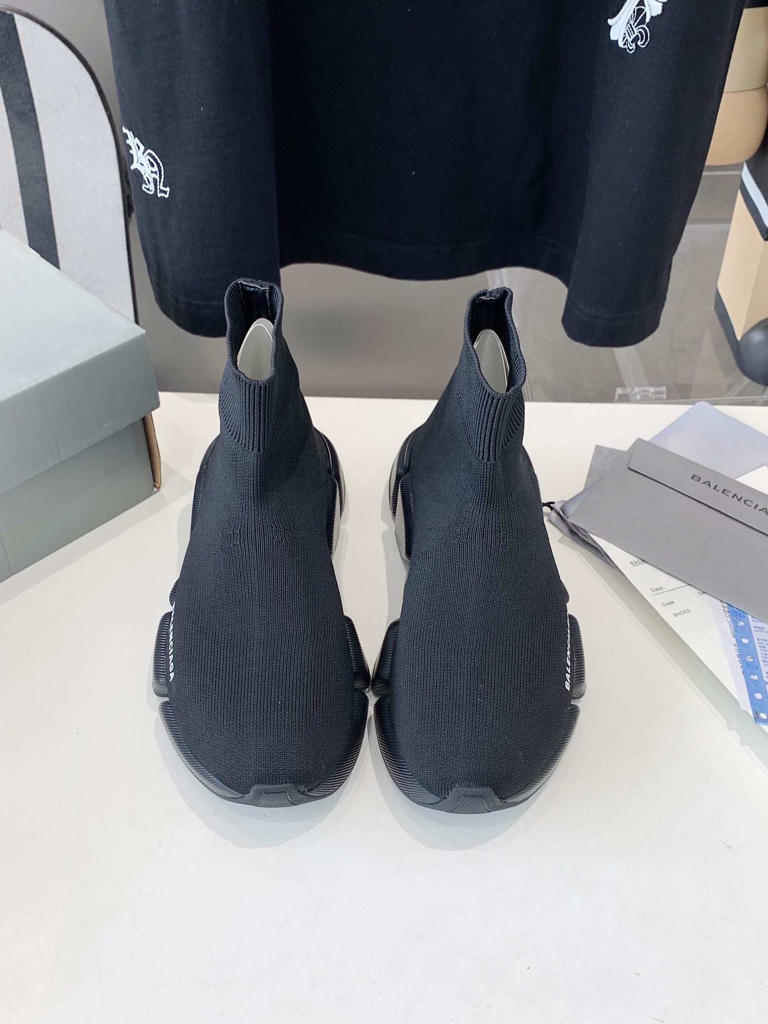 NO:404335,BALENCIAG* Balenciaga Socks Shoes Upgrade Edition launches Speed ​​2.0 version of new socks slippers Original product, not a general version The socks of the 2.0 version can completely wrap the instep and ankles. The upper is the original fly-woven integrated molding technology and seamless. The sole of the shoe is changed to 5 midsoles to form a rebound and feel, and it is absolutely not necessary to use ordinary rubber soles on the market. The sole of the sole looks good, and it also shows that the legs are long. Size35-45 (46 customized without return and exchange) Original packaging box, casual shoes/sports shoes, balenciaga, balenciaga, sneakers, slippers, socks19860909BALENCIAG* 巴黎世家袜子鞋 升级版推出Speed 2.0 版本全新袜子鞋拖鞋 原厂货 绝非通版 2.0版的袜子部分可以把脚背和脚踝完全包裹起来, 鞋面是原版飞织一体成型技术、无缝,鞋鞋底改为 5 块中底组成回弹与较感都特别好,绝对不用市场普通橡胶鞋底 鞋底的浮雕 怎么搭怎么好看 而且特显腿长. Size35-45（46定做不退换） 原版包装盒,休闲鞋/运动鞋,balenciaga,balenciaga,sneakers,slippers,socks,Women's Shoes