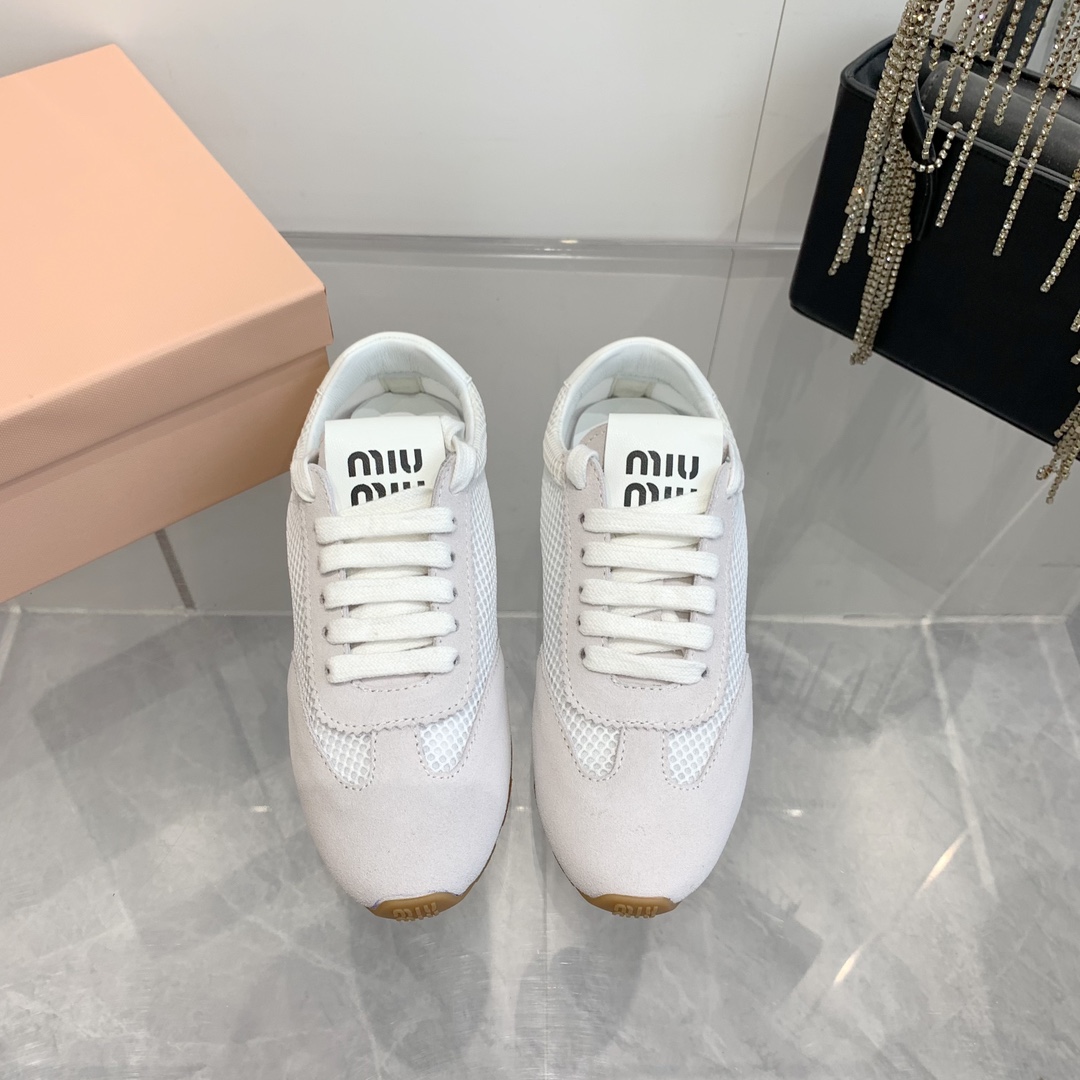 NO:246539,MiuMiu 2025 spring and summer new style, dirty white shoes, especially comfortable to wear, breathable, simple and retro, fashionable, imported delicate velvet material, sheepskin lining, rubber outsole, soft, sisters, hurry up and buy it Size:#35-41 (40 custom made, non-return and exchange), casual shoes/sports shoes, miumiu, sneakers, sheepskin19860909MiuMiu 缪缪2025春夏新款 脏脏小白鞋 上脚特别舒适 透气 简单复古时尚 进口细腻牛绒材质 羊皮内里 橡胶大底 软软的 各位姐妹赶紧入手 Size:#35-41（40 定做不退换）,休闲鞋/运动鞋,miumiu,sneakers,sheepskin,Women's Shoes