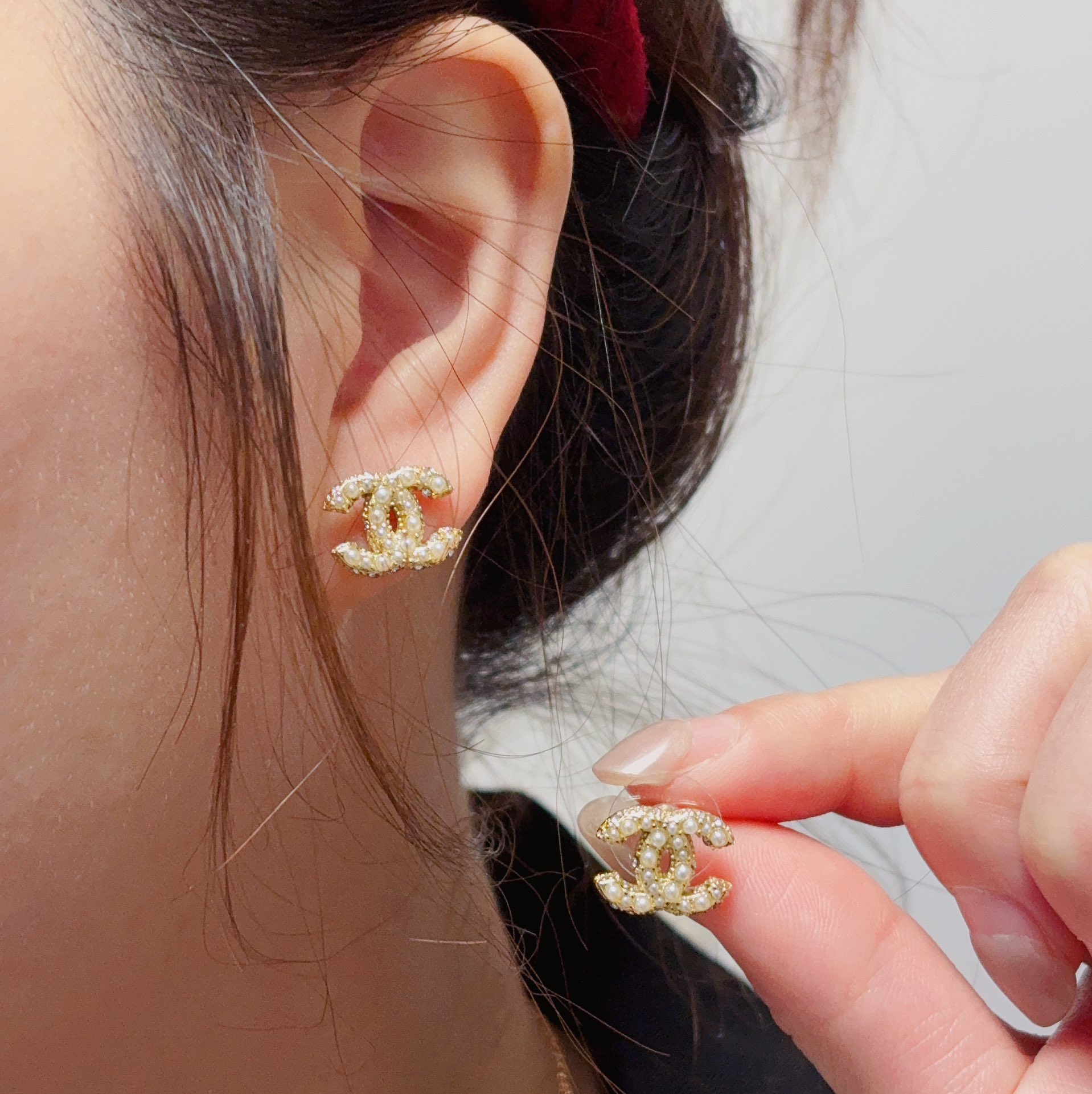 NO:108757,New high-end Chanel Xiaoxiang Double C Simple Pearl Small Earrings This earring is really super beautiful, simple to look at but good to wear, even a small earlobe like me is very okzp ears are super elegant and suitable for all occasions, jewelry quality, chanel, earrings19860909新款上市高端Chanel 小香双C简约珍珠小耳钉这款耳环真的超级美看着设计简单但是佩戴效果好看到爆就连我这种小耳垂的也很okzp上耳超气质优雅适合各种场合,饰品精品,chanel,earrings,Jewelry