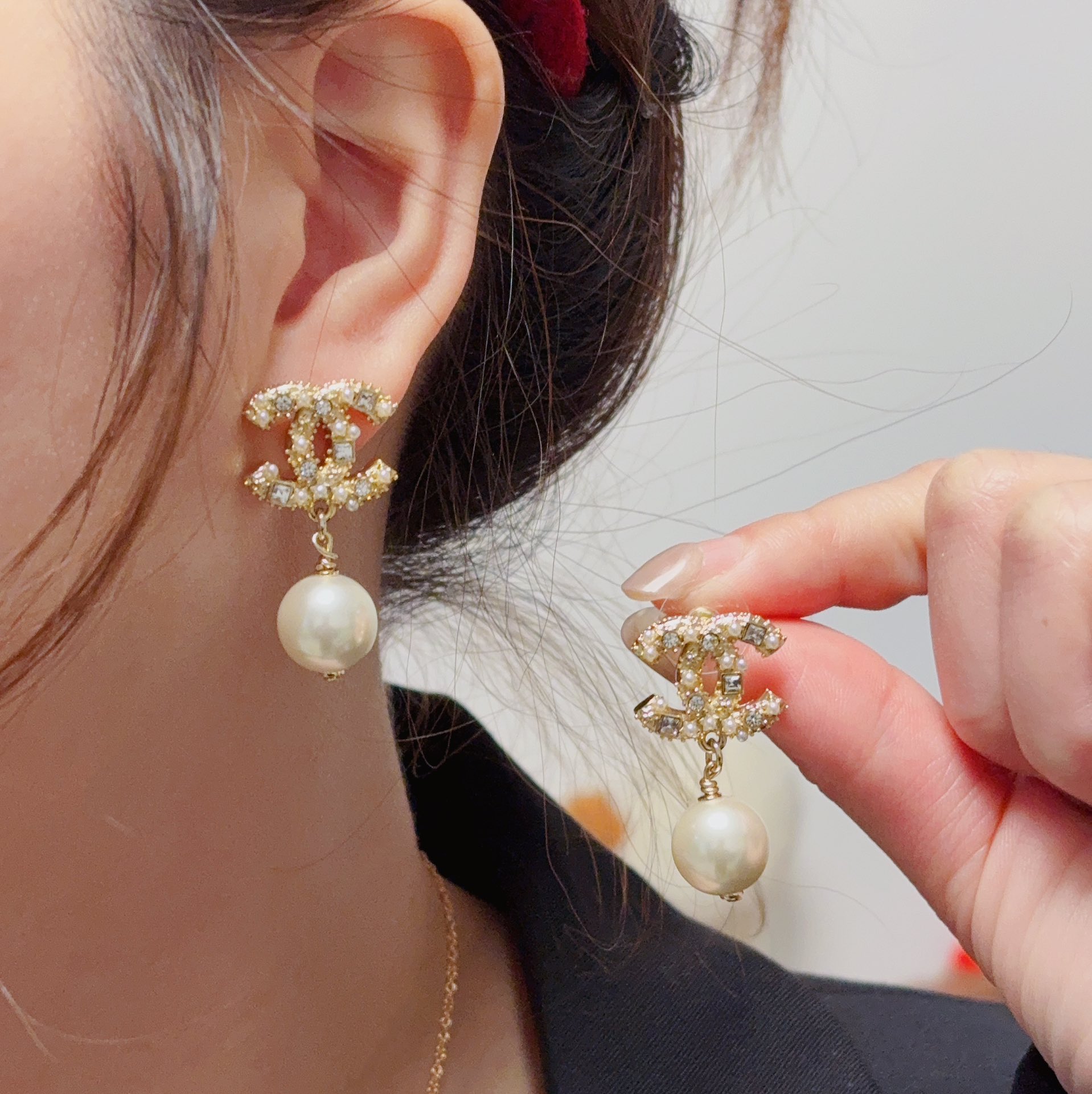 NO:108758,The new high-end Chanel is launched. Xiaoxiang Double C Simple Diamond Inlay, Pearl Earrings, Pearl Earrings are really super beautiful. The design is simple, but the wearing effect is good. Even the small earlobe like me is very okzp upper ears are super elegant and suitable for all occasions, jewelry quality, chanel, earrings19860909新款上市高端Chanel 小香双C简约镶钻、珍珠耳坠耳钉这款耳环真的超级美看着设计简单但是佩戴效果好看到爆就连我这种小耳垂的也很okzp上耳超气质优雅适合各种场合,饰品精品,chanel,earrings,Jewelry