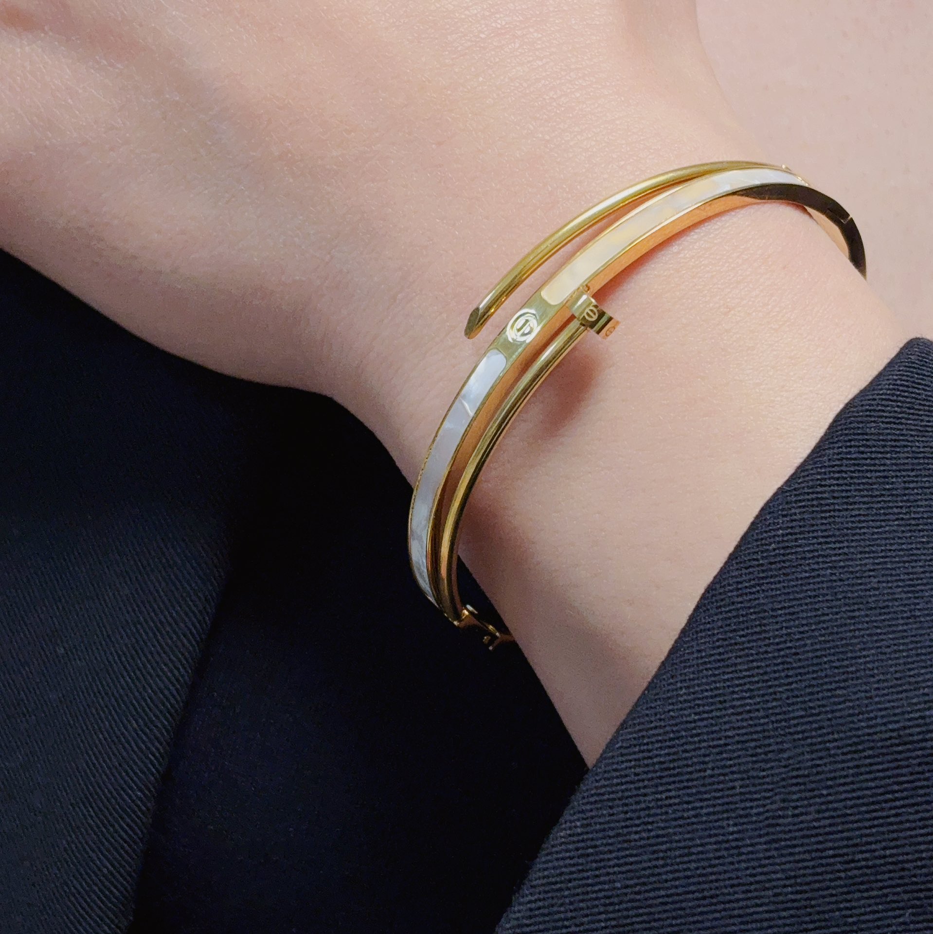 NO:108759,Cartier's latest release on the official website of Cartier. The popular nail white fritillary bracelet imported from Seiko color protection 18k high-end customization top-level craftsmanship. The counter logo is clear and 360 degrees without blind spots!  Brand new narrow version design makes it more exquisite ~ Such beautiful things You must have super white, fine jewelry, cartier, cartier, bracelet19860909Cartier 卡地亚官网最新发布 火爆钉子白贝母手镯进口精工保色18k高端定制顶级工艺 专柜logo刻字清晰 360度无死角！全新的窄版设计 更显精致～如此美物 你必须拥有超级显白,饰品精品,cartier,cartier,bracelet,Jewelry