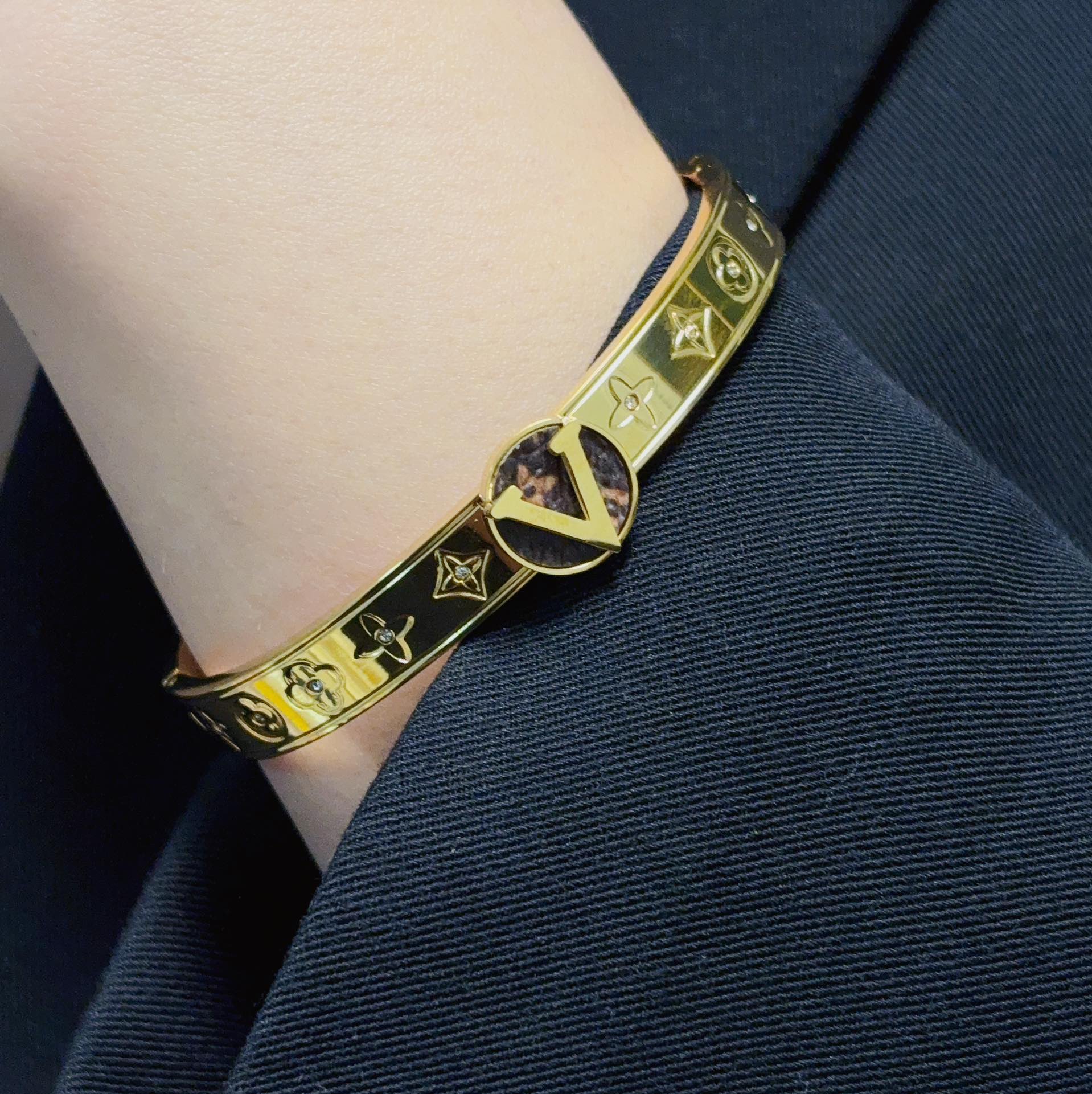 NO:108768,New product, original single product, LV letter V-shaped leather printed engraving logo bracelet Louis Vuitton, Louis Vuitton, counter consistent material, hot products shipped, unique design, retro avant-garde. The bracelet 14K seiko color protection version has been loved by MM since its launch. Every color has its unique brilliance!  The effect is very good!  The smallest one!  More durable than ordinary models, beautiful skin tone, fine jewelry, louis vuitton, louis vuitton, louis vuitton, bracelet19860909新品 原单货 LV字母V字皮革印花雕刻logo手镯Louis Vuitton 路易威登 专柜一致材质 火爆款出货 设计独特 复古前卫.手镯14K精工保色版 从上市以来一直深受MM喜爱每一种颜色都有它独一无二的光彩！上手效果非常好看！最细小的一款！比普通款更耐看显肤色白皙,饰品精品,louis vuitton,louis vuitton,louis vuitton,bracelet,Jewelry