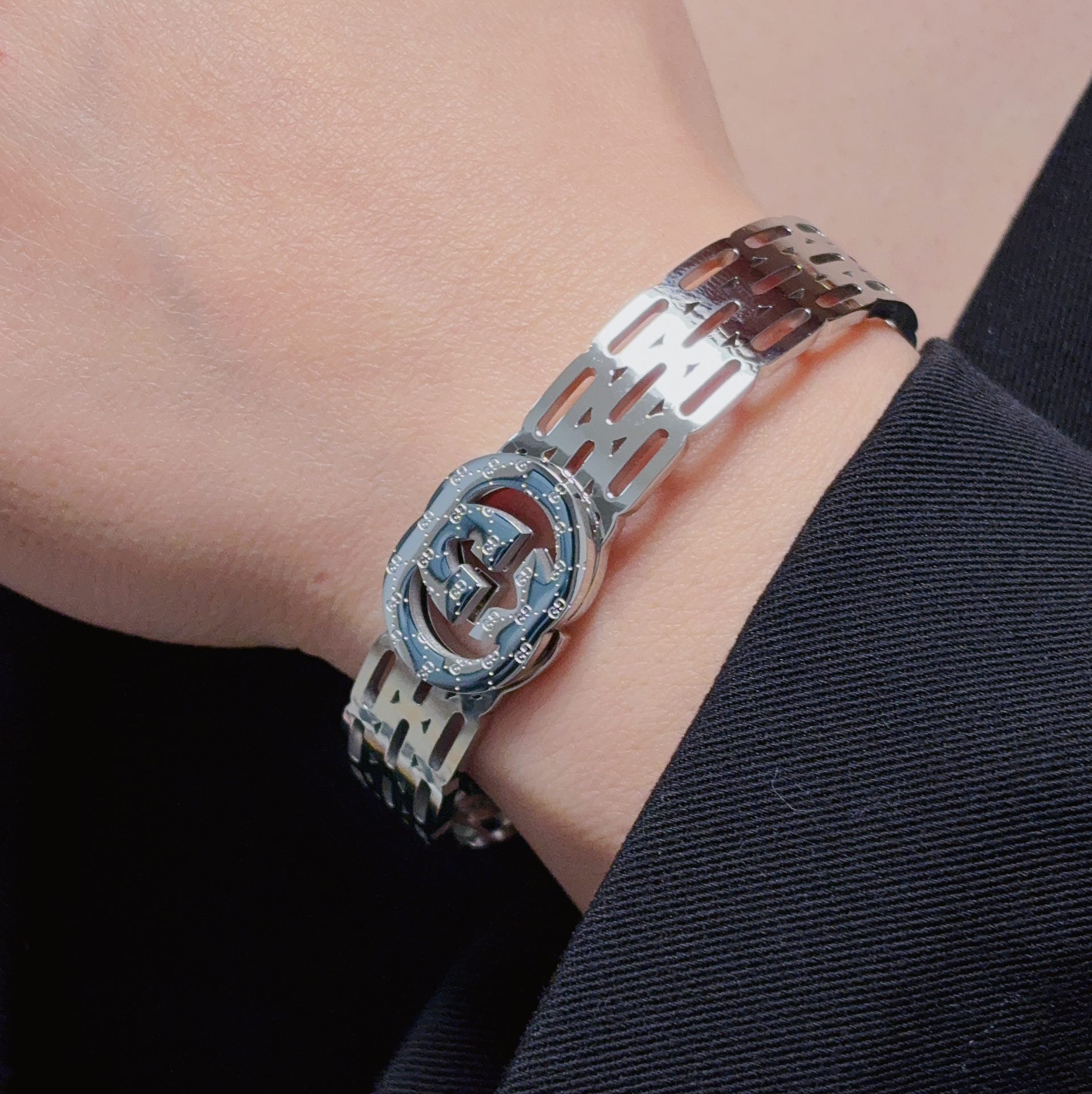 NO:109230,The new Gucci double G silver hollow bracelet super heavy industry bling bling bling, the color matching is very good and high-end, the goddess temperament is high-end, the fine steel material is not allergic to fade, one to one exquisite craft, the classic charm, the cost-effectiveness is a must-have, the jewelry is boutique, gucci, gucci, bracelet19860909新款古驰Gucci双G银色镂空手镯超重工bling bling,颜色搭配得非常好高级感 女神气质高端 精钢材质不过敏不褪色.一比一精美工艺,经典至极的魅物,性价比高 必备必入之选,饰品精品,gucci,gucci,bracelet,Jewelry