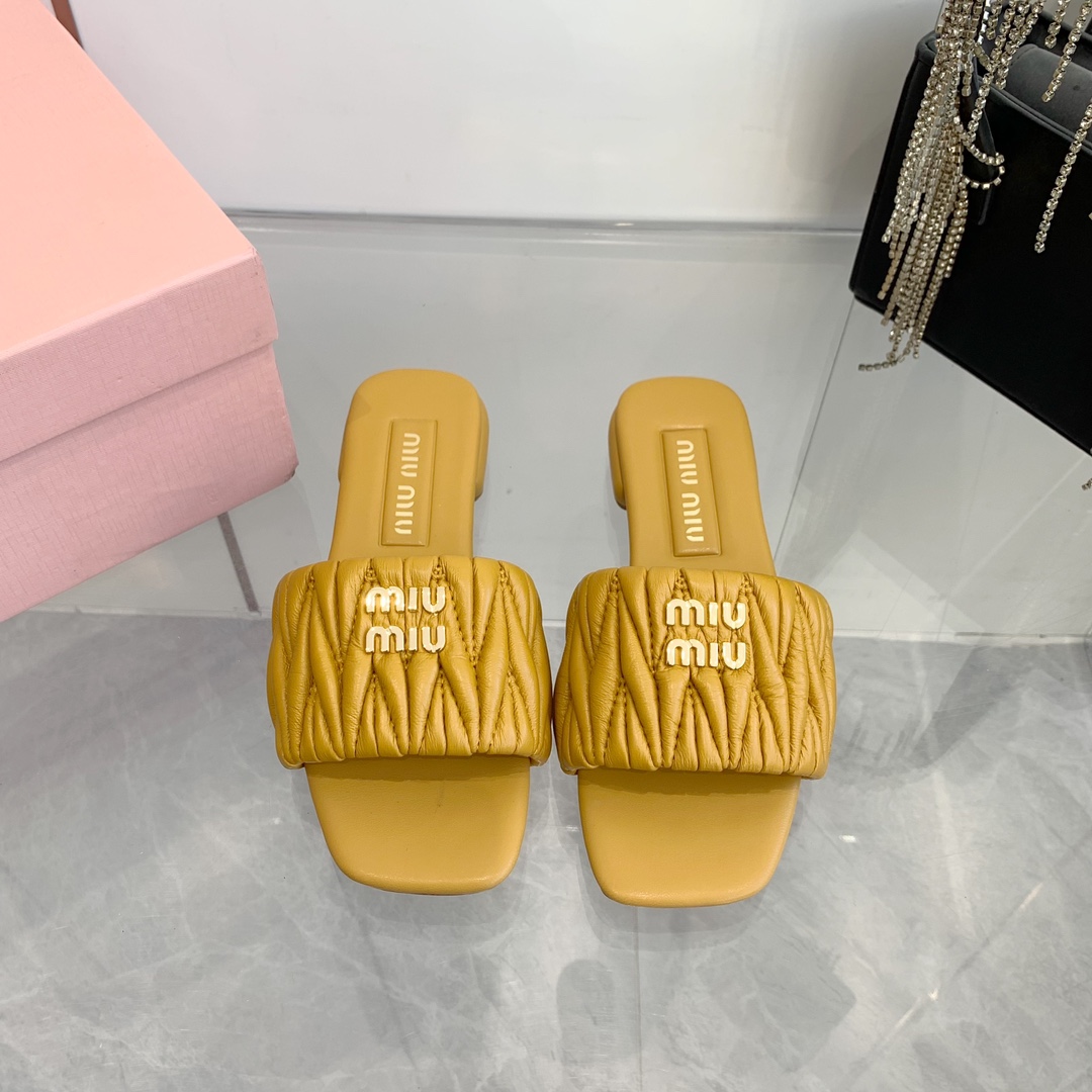 NO:246545,32025 (the latest color system for exclusive counter) Miumi*2025ss Spring and Summer New Flat Lambskin Sandals and Slippers Top Version —————————— Zp Development Original Disassembly, Rhyme Pattern, Snap, Snap, Snap, Snap, Snap, Snap, Snap, Snap, Snap, Snap, Snap, Snap, Snap, Snap, Snap, Snap, Snap, Snap, Snap, Snap, Snap, Snap, Snap, Snap, Snap, Snap, Snap, Snap, Snap, Snap, Snap, Snap, Snap, Snap, Snap, Snap, Snap, Snap, Snap, Snap, Snap, Snap, Snap, Snap, Snap, Sn  The lambskin is super soft and glutinous, and the comfort is super high!  Shoe face version diamond lambskin (metal logo) sole Italian leather outsole size 35-39 (40.41.42 customized) (welcome market currency), slippers, miumiu, sandals, slippers, sheepskin, Leather soles1986090932025（独家专柜最新色系）Miumi*2025ss春夏新款平底小羊皮凉鞋拖鞋 顶级版本  ————————— Zp开发 原版拆卸 对版菱格纹 秒杀市面普通版本,miumiu真的太少女啦！小羊皮超级软糯 舒适度超高！ 鞋面对版菱格小羊皮（金属小logo） 鞋底意大利真皮大底 码数35-39（40.41.42定做）（欢迎市场通货）,拖鞋,miumiu,sandals,slippers,sheepskin,Leather soles,Women's Shoes