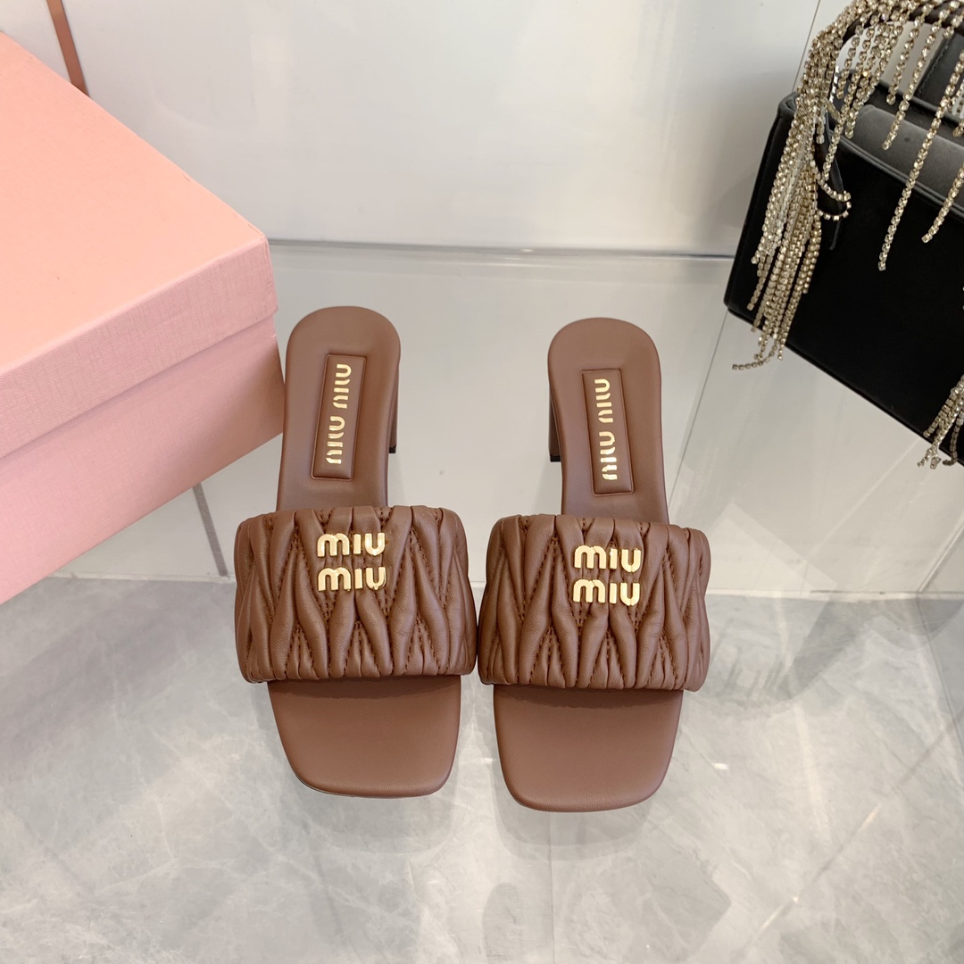 NO:246551,32025 (the latest color system for exclusive counter) Miumi*2025ss Spring and Summer New Flat Lambskin Sandals and Slippers Top Version —————————— Zp Development Original Disassembly, Rhyme Pattern, Snap, Snap, Snap, Snap, Snap, Snap, Snap, Snap, Snap, Snap, Snap, Snap, Snap, Snap, Snap, Snap, Snap, Snap, Snap, Snap, Snap, Snap, Snap, Snap, Snap, Snap, Snap, Snap, Snap, Snap, Snap, Snap, Snap, Snap, Snap, Snap, Snap, Snap, Snap, Snap, Snap, Snap, Snap, Snap, Snap, Sn  The lambskin is super soft and glutinous, and the comfort is super high!  Shoe face version diamond lambskin (metal logo) original development heel. Italian genuine leather outsole size 35-39 (customized for 40.41.42) (welcome for market currency), slippers, miumiu, sandals, slippers, sheepskin, Leather soles1986090932025（独家专柜最新色系）Miumi*2025ss春夏新款平底小羊皮凉鞋拖鞋 顶级版本  ————————— Zp开发 原版拆卸 对版菱格纹 秒杀市面普通版本,miumiu真的太少女啦！小羊皮超级软糯 舒适度超高！ 鞋面对版菱格小羊皮（金属小logo） 鞋底原版开发鞋跟.意大利真皮大底 码数35-39（40.41.42定做）（欢迎市场通货）,拖鞋,miumiu,sandals,slippers,sheepskin,Leather soles,Women's Shoes