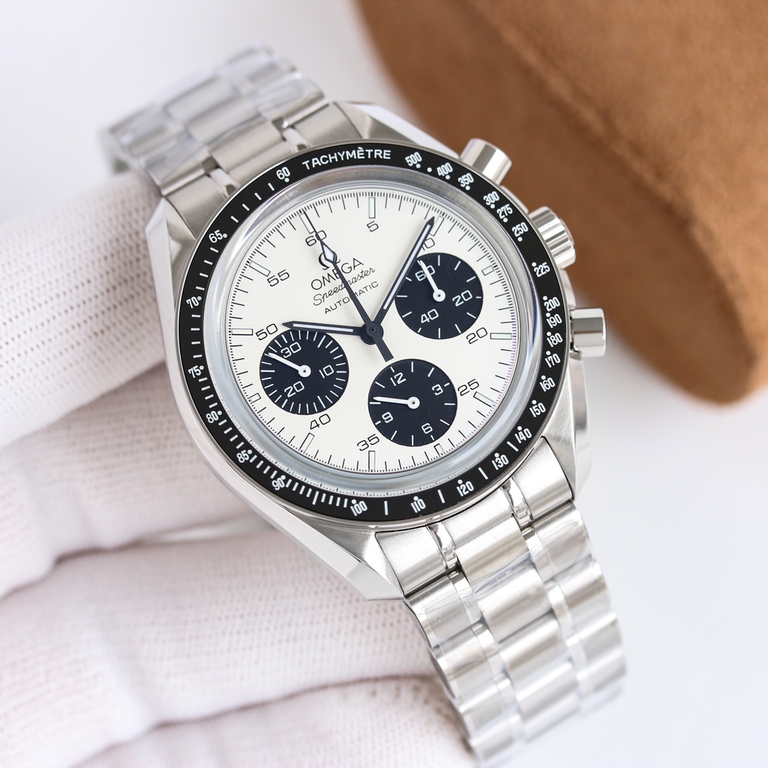 NO:149155,The new Omega Omega Moon Speedmaster returns [Professional Moon Watch] The core of the Speedmaster story is that it was taken to the moon by Armstrong (the watch was left in the capsule). The case material is made of imported 316 stainless steel, which is made of sand, delicate and three-dimensional, and is obviously equipped with a ceramic bezel. The dial luminescence is made of imported Swiss luminescence materials and has been repeatedly copied and processed. It is matched with a pot cover sapphire crystal mirror. The case size is 42 mm and can be matched with a stainless steel strap or 