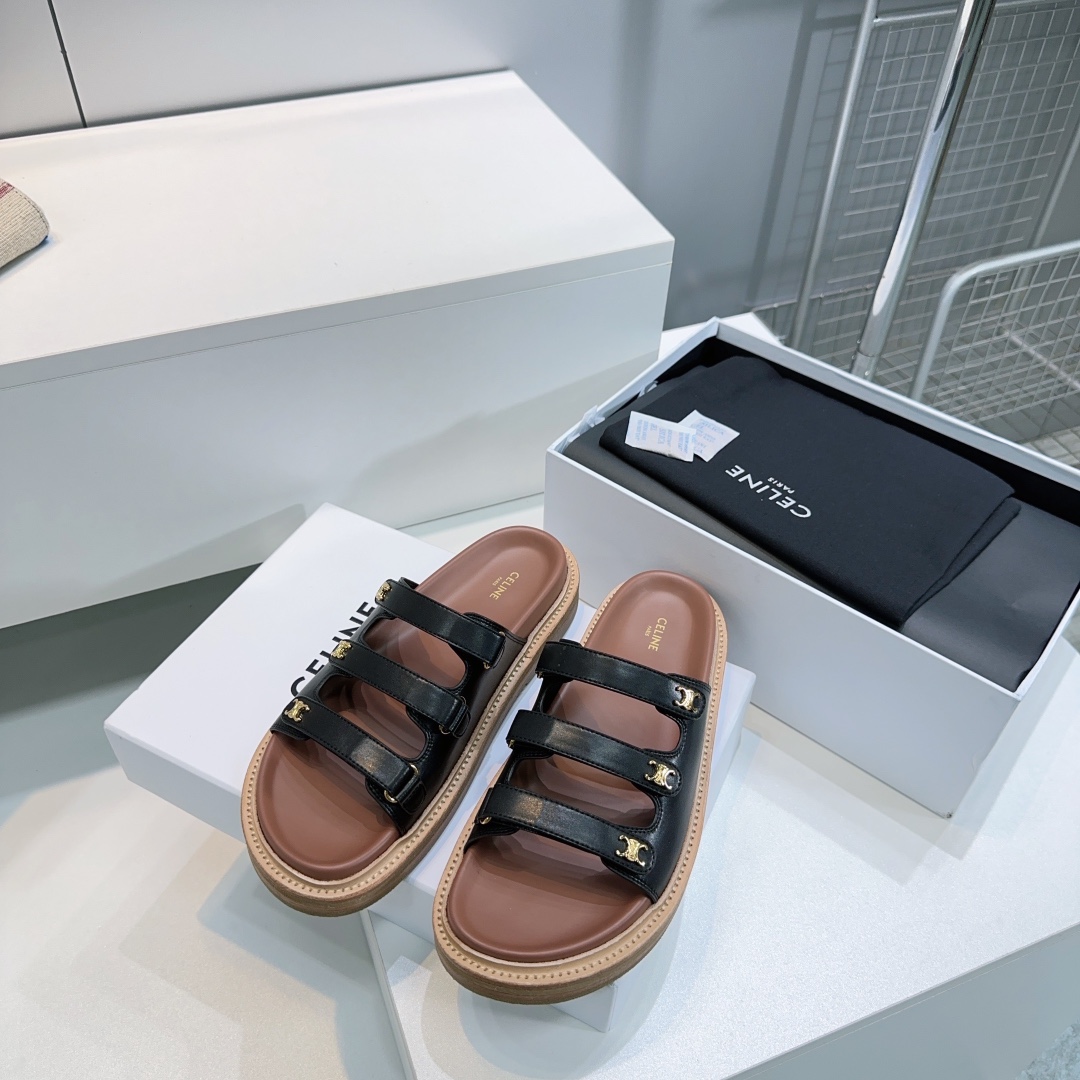 NO:261572,CE*NE 25 Spring and Summer New Casual Velcro Arc Triomphe Hardware Buckle Retro Slippers!  This season's Selin made me love it again. There are so many beautiful shoes in this season!  This sandals are really invincible and easy to match!  The thick-bottomed water table series has specially modified the foot shape. The simple design is paired with the classic logo hardware buckle as an embellishment. The overall visual is particularly pleasing and easy to match!  The upper is made of imported calfskin and the inner footbed is sheepskin!  Number of codes: 35-40 (40 custom made without return and exchange) with original packaging, slippers, celine, slippers, cowhide, sheepskin19860909CE*NE 赛琳25春夏季新款休闲魔术贴凯旋门五金扣复古拖鞋 ！这一季的赛琳又让我重新爱了它一次 这季节美鞋太多！这款凉拖真是无敌好搭配！厚底水台系列特别修饰脚型 简约的设计搭配经典的logo五金扣作为点缀整体视觉特别耐看又好搭配！ 鞋面采用进口小牛皮,内里垫脚羊皮！ 码数:35-40（40定做不退换） 配原版包装,拖鞋,celine,slippers,cowhide,sheepskin,Women's Shoes