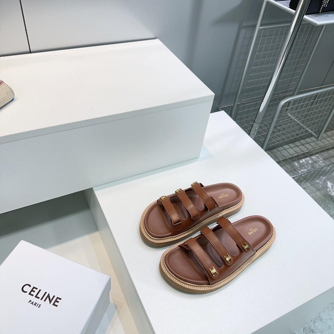 NO:437823,High quality!  Top quality CELINE 25 spring and summer new casual Velcro Arc de Triomphe hardware buckle retro slippers!  This season's Selin made me love it again. There are so many beautiful shoes in this season!  This sandals are really invincible and easy to match!  The thick-bottomed water table series has specially modified the foot shape. The simple design is paired with the classic logo hardware buckle as an embellishment. The overall visual is particularly pleasing and easy to match!  The upper is made of imported calfskin and the inner footbed is sheepskin!  Original leather edge strips with two layers combined with raw glue outsole!  !  The original version is consistent!  Number of codes: 35-40 (40 custom made without return and exchange) with original packaging, slippers, celine, celine, slippers, cowhide, sheepskin19860909高品质！顶级品质CELINE 赛琳25春夏季新款休闲魔术贴凯旋门五金扣复古拖鞋 ！这一季的赛琳又让我重新爱了它一次 这季节美鞋太多！这款凉拖真是无敌好搭配！厚底水台系列特别修饰脚型 简约的设计搭配经典的logo五金扣作为点缀整体视觉特别耐看又好搭配！ 鞋面采用进口小牛皮,内里垫脚羊皮！ 原版真皮沿条两层组合生胶大底！！原版一致！ 码数:35-40（40定做不退换） 配原版包装,拖鞋,celine,celine,slippers,cowhide,sheepskin,Women's Shoes