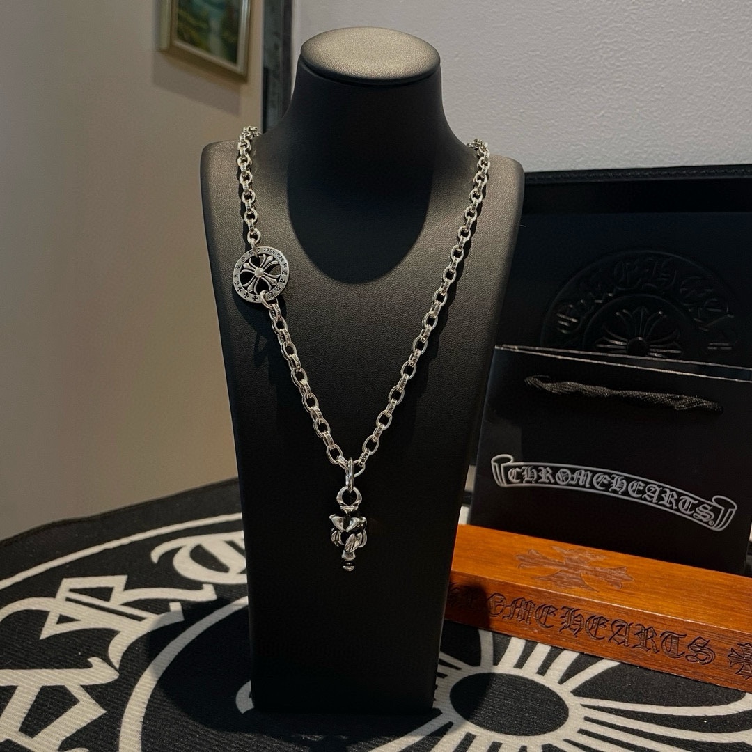 NO:108235,New [Counter Quality] Chrome Hearts Croxin classic retro necklace, big tongue pendant, different pattern design styles with concave and convex shapes, presenting uniqueness, Cross Scout flowers are Croxin's ambition, so they last longer. Genuine version of Chrome Hearts Croxin, differentiated from the market, benchmarked on the quality of the version, looking at the details of the letter printing, retro old gray oxygen level. Seiko version!  !  !  Pure handmade ~ Authentic model opening must-have fashion and fashion, both men and women can wear it, same style for couples, original official website, rock punk style silver style, retro elements, trendy and versatile!  , jewelry boutique, chrome hearts, chrome hearts, necklace19860909新款【专柜品质】Chrome Hearts克罗心经典复古项链 大舌头吊坠 凹凸造型不同的花纹设计风格 呈现出与众不同 十字架 童军花是克罗心的志 所以更经久不衰 正品打版Chrome Hearts克罗心 区别市场普通轻版 对版对标品质 看字印细节 复古做旧灰氧程度.精工版本！！！ 纯手工打造 ～正品开模潮流时尚必备 男女均可佩戴 情侣同款 官网原版 摇滚朋克泰银风格 复古元素 潮流百搭！,饰品精品,chrome hearts,chrome hearts,necklace,Jewelry