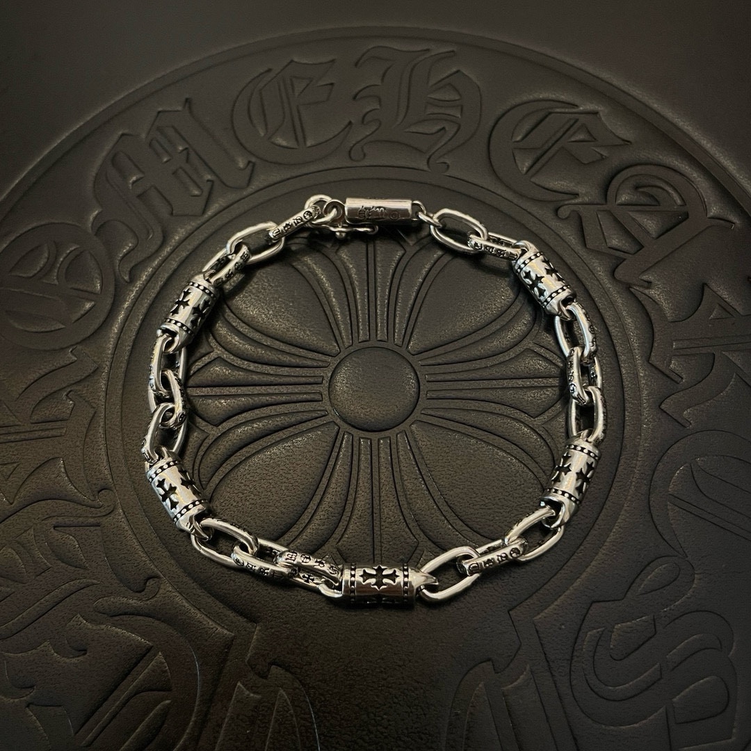 NO:108238,New [Counter Quality] Chrome Hearts Croxin Classic retro cross buckle bracelet with different concave and convex shapes, presenting unique styles of different cross Scout flowers are Croxin's ambitions, so they last longer. Genuine version of Chrome Hearts Croxin, differentiating the market ordinary light version, matching the quality of the version, looking at the details of the letter printing, retro old gray oxygen level. Seiko version!  !  !  Pure handmade ~ Authentic model opening must-have fashion and fashion, both men and women can wear it, same style for couples, original official website, rock punk style silver style, retro elements, trendy and versatile!  , jewelry boutique, chrome hearts, chrome hearts, bracelet19860909新款【专柜品质】Chrome Hearts克罗心 经典复古十字架环扣手链 凹凸造型不同的花纹设计风格 呈现出与众不同 十字架 童军花是克罗心的志 所以更经久不衰 正品打版Chrome Hearts克罗心 区别市场普通轻版 对版对标品质 看字印细节 复古做旧灰氧程度.精工版本！！！ 纯手工打造 ～正品开模潮流时尚必备 男女均可佩戴 情侣同款 官网原版 摇滚朋克泰银风格 复古元素 潮流百搭！,饰品精品,chrome hearts,chrome hearts,bracelet,Jewelry