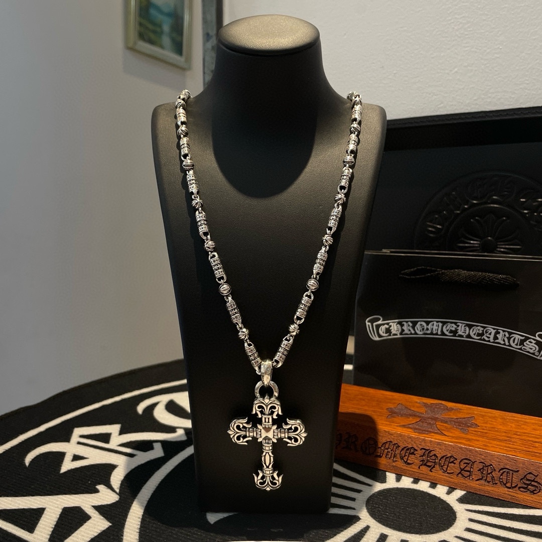 NO:108241,TikTok/Kuaishou/ins/Xiaohongshu/Live Hot, New [Counter Quality] Chrome Hearts Crow Cross Flower Ball Necklace, Large Flame Cross Pendant, Concave and Convex and Convex Scout Flowers present a unique style. Cross Scout Flowers are Crowxin's ambitions, so they last longer. Genuine version of Chrome Hearts Crowxin, different market light version, benchmark quality, look at the details of the letter printing, retro old gray oxygen level. Seiko version!  !  !  Pure handmade ~ Authentic model opening must-have fashion and fashion, both men and women can wear it, same style for couples, original official website, rock punk style silver style, retro elements, trendy and versatile!  , jewelry boutique, chrome hearts, chrome hearts, necklace19860909批 抖音/快手/ins/小红书/直播热门 ,新款【专柜品质】Chrome Hearts克罗十字花球项链 ,大号火焰十字架吊坠,凹凸造型不同的花纹设计风格 呈现出与众不同 十字架 童军花是克罗心的志 所以更经久不衰 正品打版Chrome Hearts克罗心 区别市场普通轻版 对版对标品质 看字印细节 复古做旧灰氧程度.精工版本！！！ 纯手工打造 ～正品开模潮流时尚必备 男女均可佩戴 情侣同款 官网原版 摇滚朋克泰银风格 复古元素 潮流百搭！,饰品精品,chrome hearts,chrome hearts,necklace,Jewelry