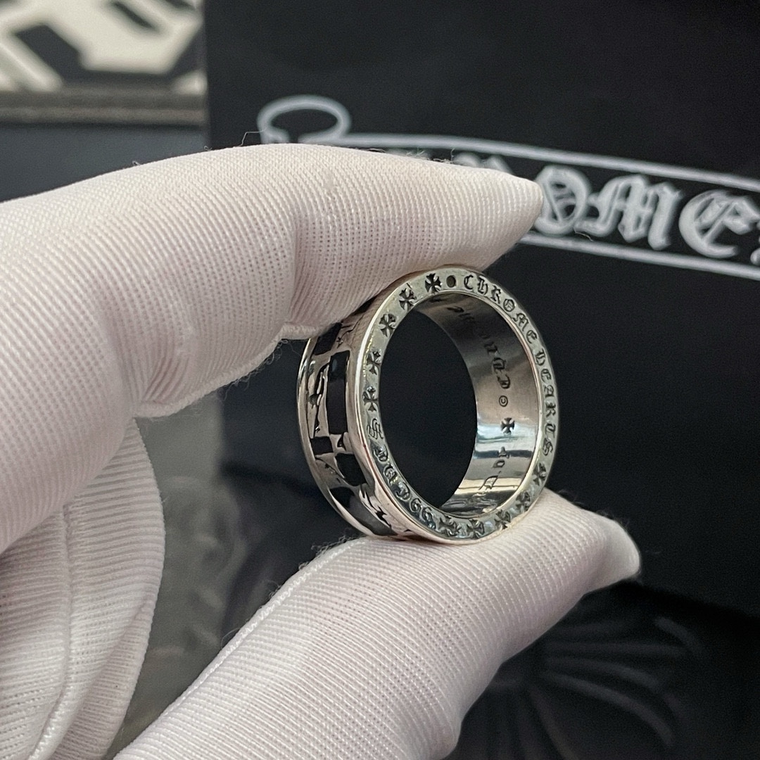 NO:108250,[Counter Quality] Chrome Hearts Croxin Classic retro cross flower ring Different concave and concave and convex design styles present unique. Cross Scout flowers are Croxin's logo, so they last longer. Genuine version Chrome Hearts Croxin necklaces are the ordinary light version of the market. The quality is benchmarked against the quality of the version. The details of the print are retro and old gray oxygen. Seiko version!  , jewelry boutique, chrome hearts, chrome hearts, necklace, ring19860909批【专柜品质】Chrome Hearts克罗心 经典复古十字花戒指 凹凸造型不同的花纹设计风格呈现出与众不同 十字架童军花是克罗心的标志 所以更经久不衰 正品打版Chrome Hearts克罗心项链区别市场普通轻版 对版对标品质 看字印细节 复古做旧灰氧程度.精工版本！,饰品精品,chrome hearts,chrome hearts,necklace,ring,Jewelry