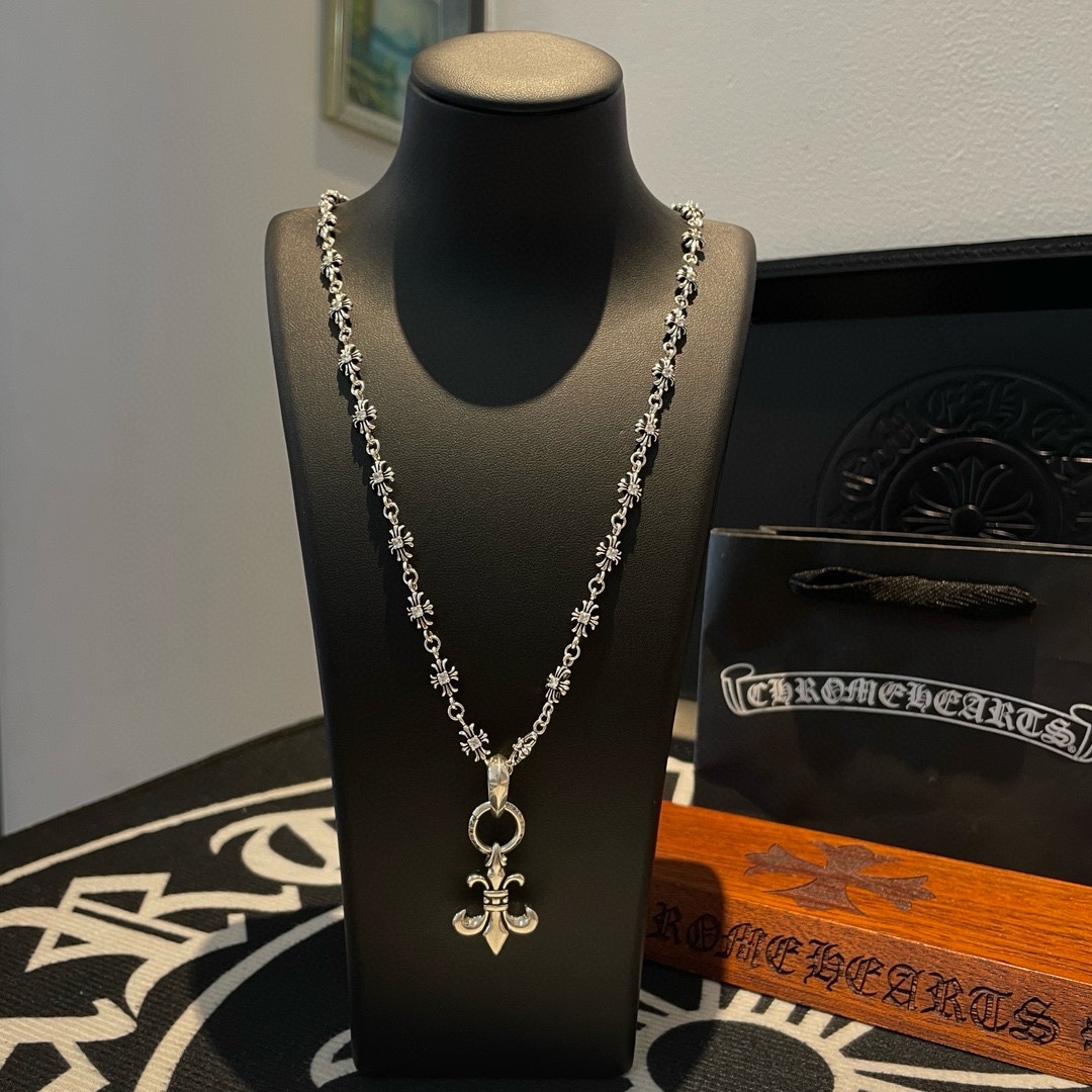 NO:112601,TikTok/Kuaishou/ins/Xiaohongshu/Live Hot, New [Counter Quality] Chrome Hearts Croxin White Diamond Cross Flower Necklace, Scout Flower Pendant, Concave and Convex and Convex Scout Flowers present a unique style Cross Scout Flowers are Croxin's ambitions, so they last longer. Genuine version Chrome Hearts Croxin Differences the market ordinary light version, matches the quality of the version, looks at the details of the letter printing, retro old gray oxygen level. Seiko version!  !  !  Pure handmade ~ Authentic model opening must-have fashion and fashion, both men and women can wear it, same style for couples, original official website, rock punk style silver style, retro elements, trendy and versatile!  , jewelry boutique, chrome hearts, chrome hearts, necklace19860909批 抖音/快手/ins/小红书/直播热门 ,新款【专柜品质】Chrome Hearts克罗心白钻十字花项链 ,童军花吊坠,凹凸造型不同的花纹设计风格 呈现出与众不同 十字架 童军花是克罗心的志 所以更经久不衰 正品打版Chrome Hearts克罗心 区别市场普通轻版 对版对标品质 看字印细节 复古做旧灰氧程度.精工版本！！！ 纯手工打造 ～正品开模潮流时尚必备 男女均可佩戴 情侣同款 官网原版 摇滚朋克泰银风格 复古元素 潮流百搭！,饰品精品,chrome hearts,chrome hearts,necklace,Jewelry