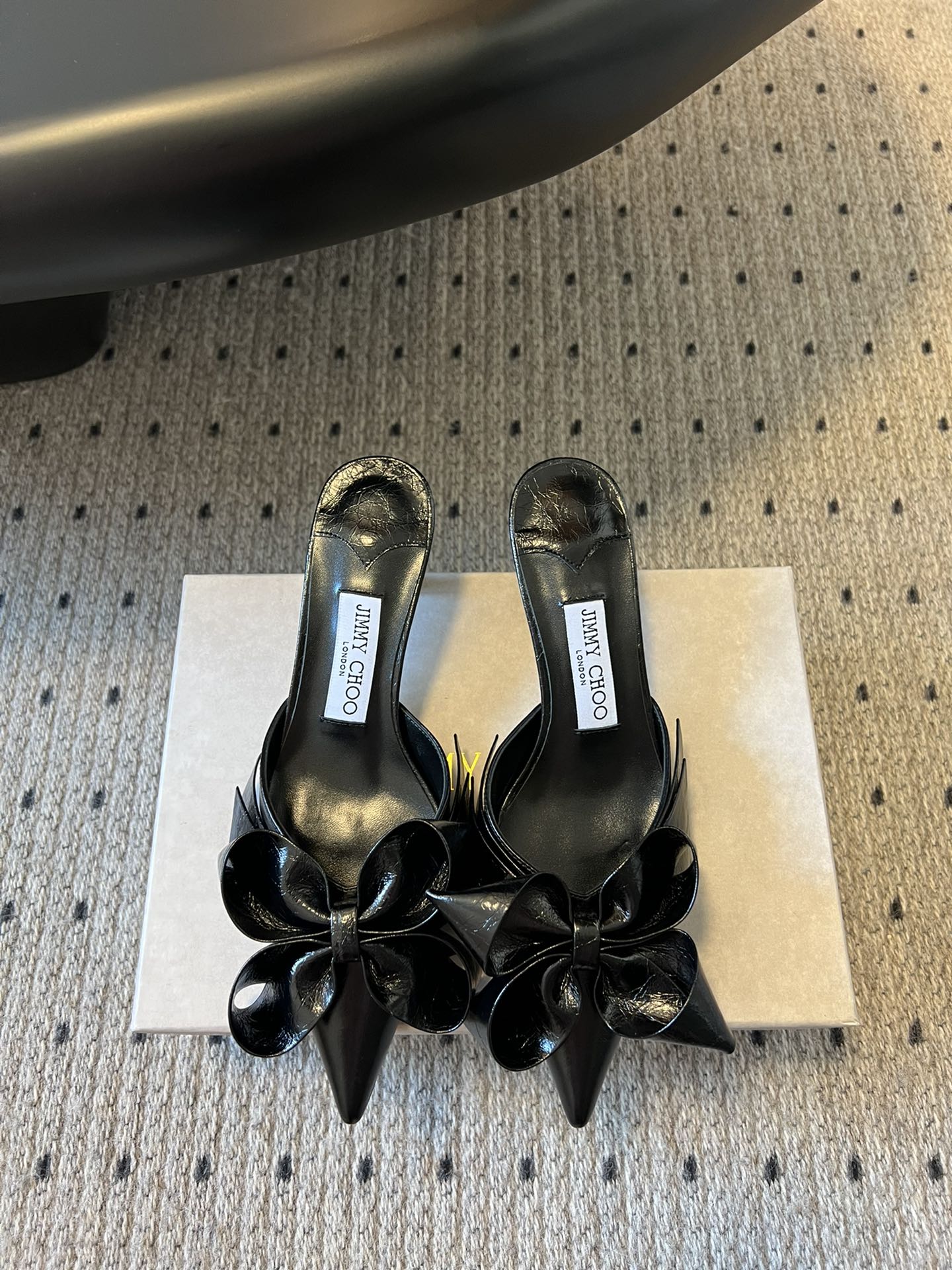 NO:225315,Purchase grade Jimmy Cho* Zhou Yangjie Staz pointed bow Muller high heels Staz Sling Back 70 series heels are made of leather to create a unique and elegant shoe shape, matched with exquisite bows and three-dimensional heel design, showing a fashionable and personal temperament. It is full of spring and blooms on the toes!  Wear the new Staz high heels series and walk the 