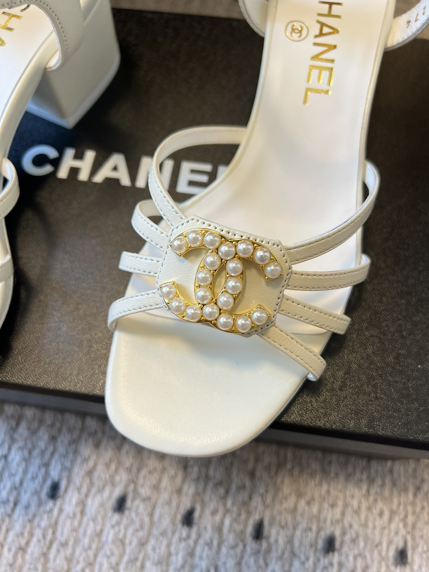 
chane* 25ss 小香春夏粗跟凉鞋新品

双c扣件 真的好精致的，珐琅珍珠这些细节，高级感拉满！