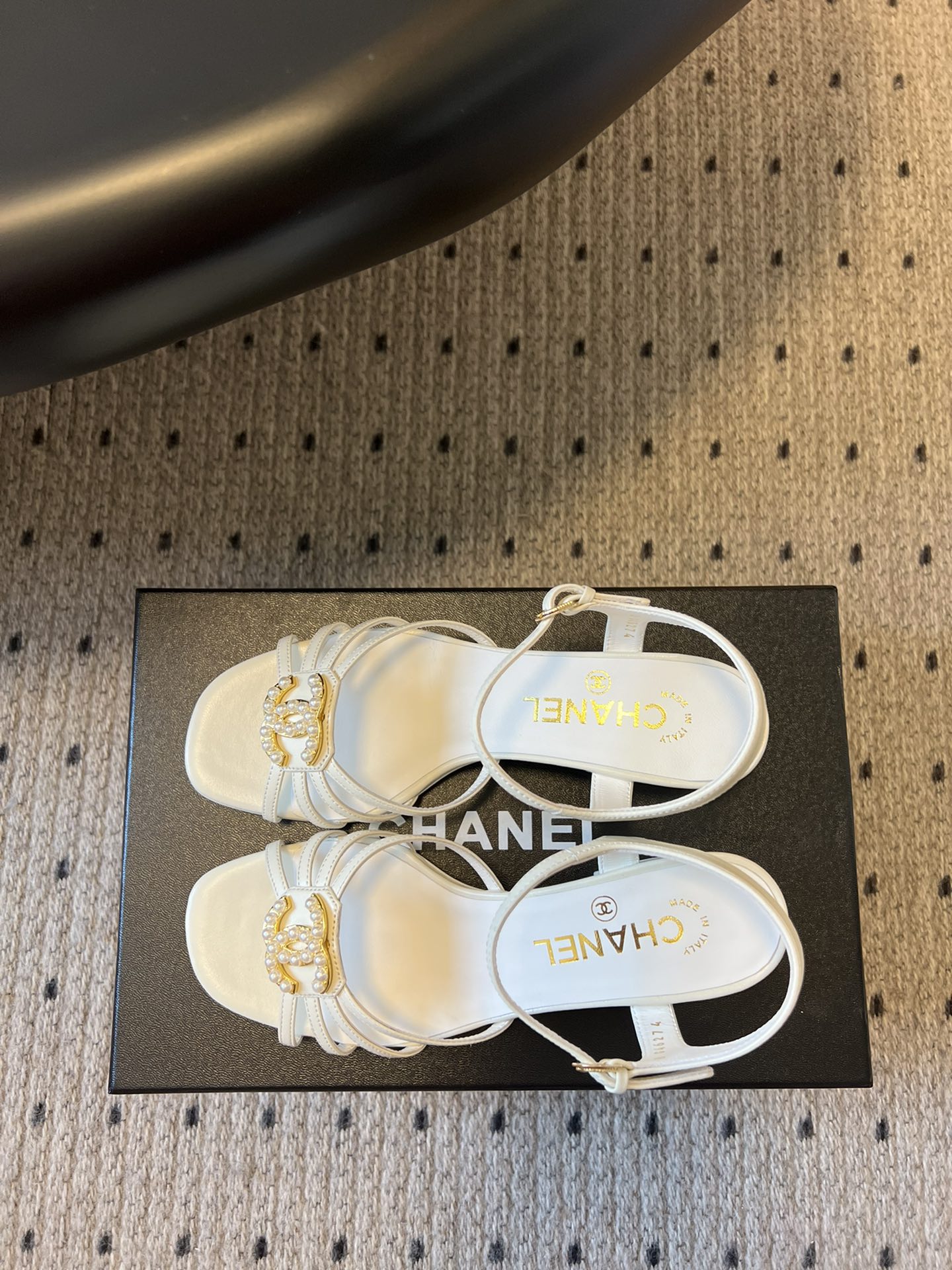
chane* 25ss 小香春夏粗跟凉鞋新品

双c扣件 真的好精致的，珐琅珍珠这些细节，高级感拉满！