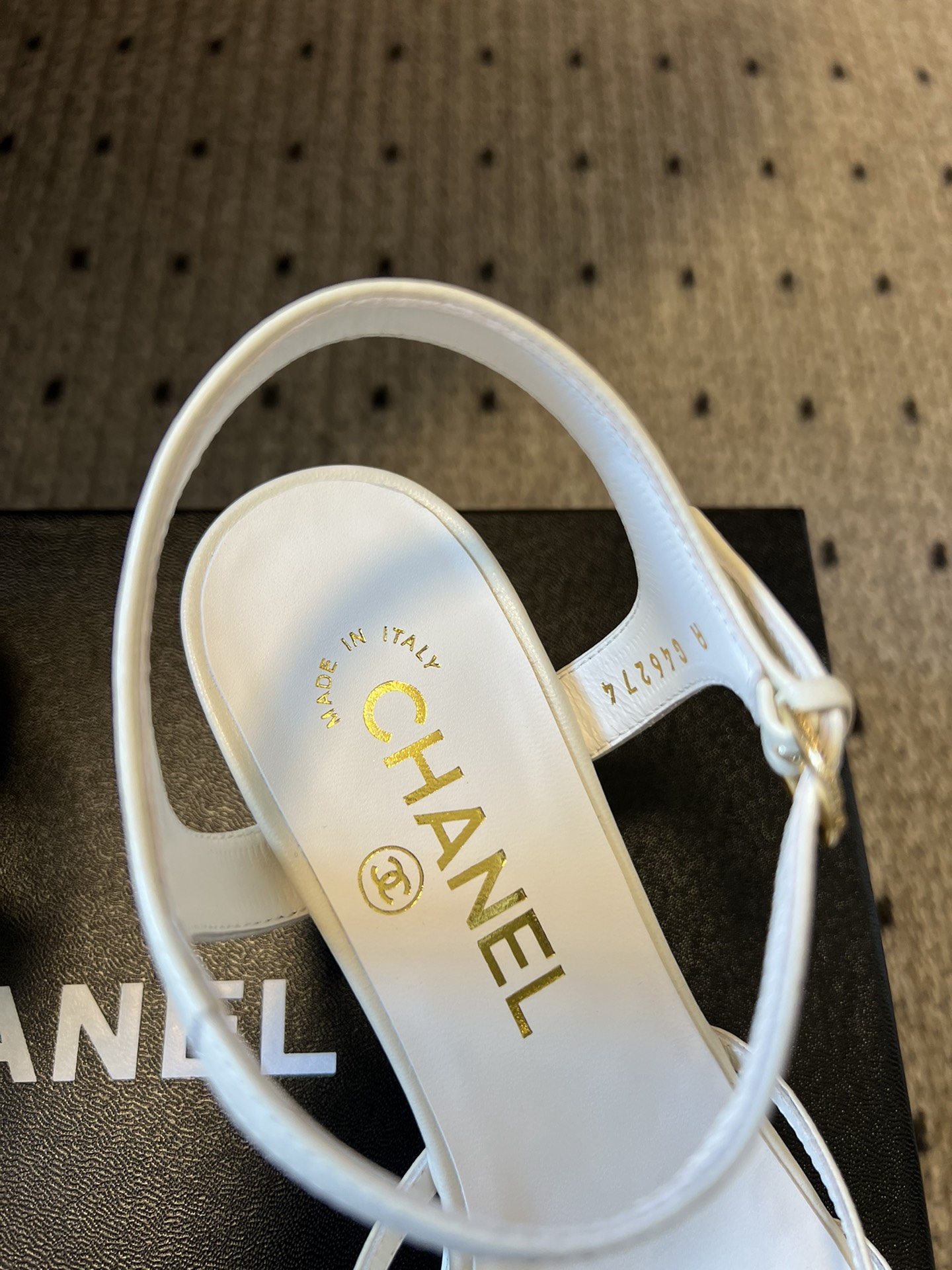 
chane* 25ss 小香春夏粗跟凉鞋新品

双c扣件 真的好精致的，珐琅珍珠这些细节，高级感拉满！