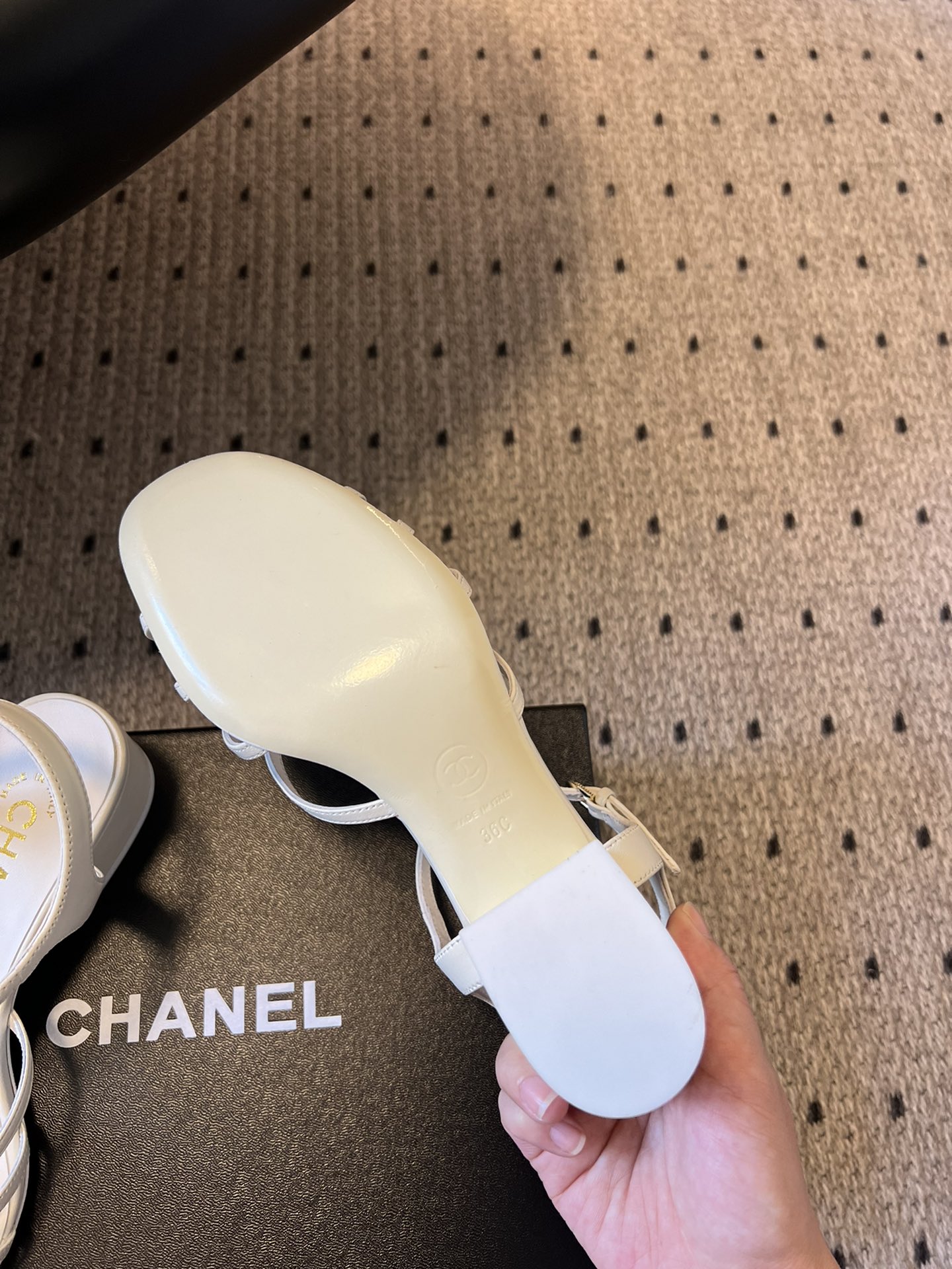 
chane* 25ss 小香春夏粗跟凉鞋新品

双c扣件 真的好精致的，珐琅珍珠这些细节，高级感拉满！